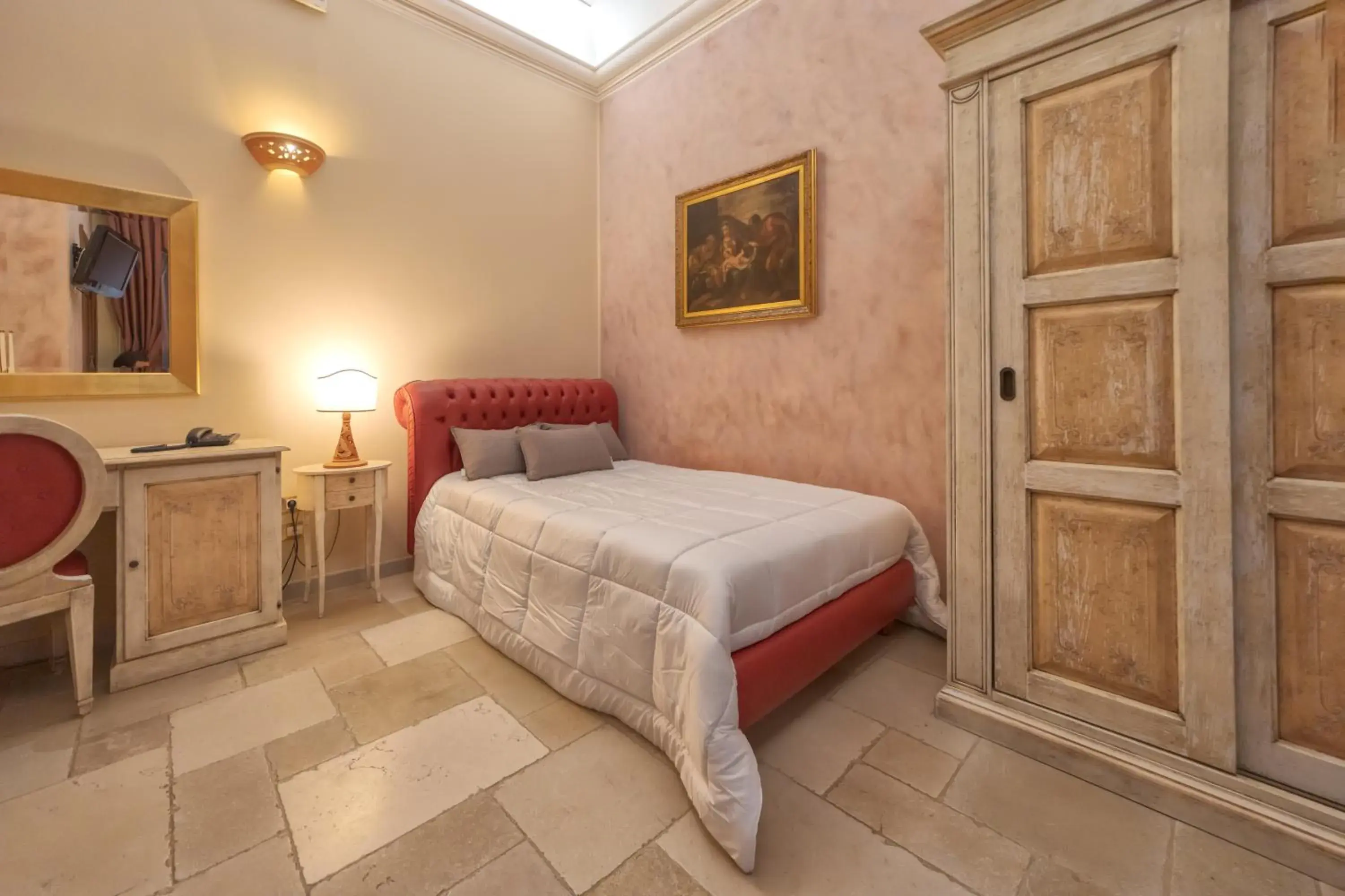 Small Double Room in Kelina Charme Hotel by Cantine Due Palme Small Double Room in Kelina Charme Hotel by Cantine Due Palme