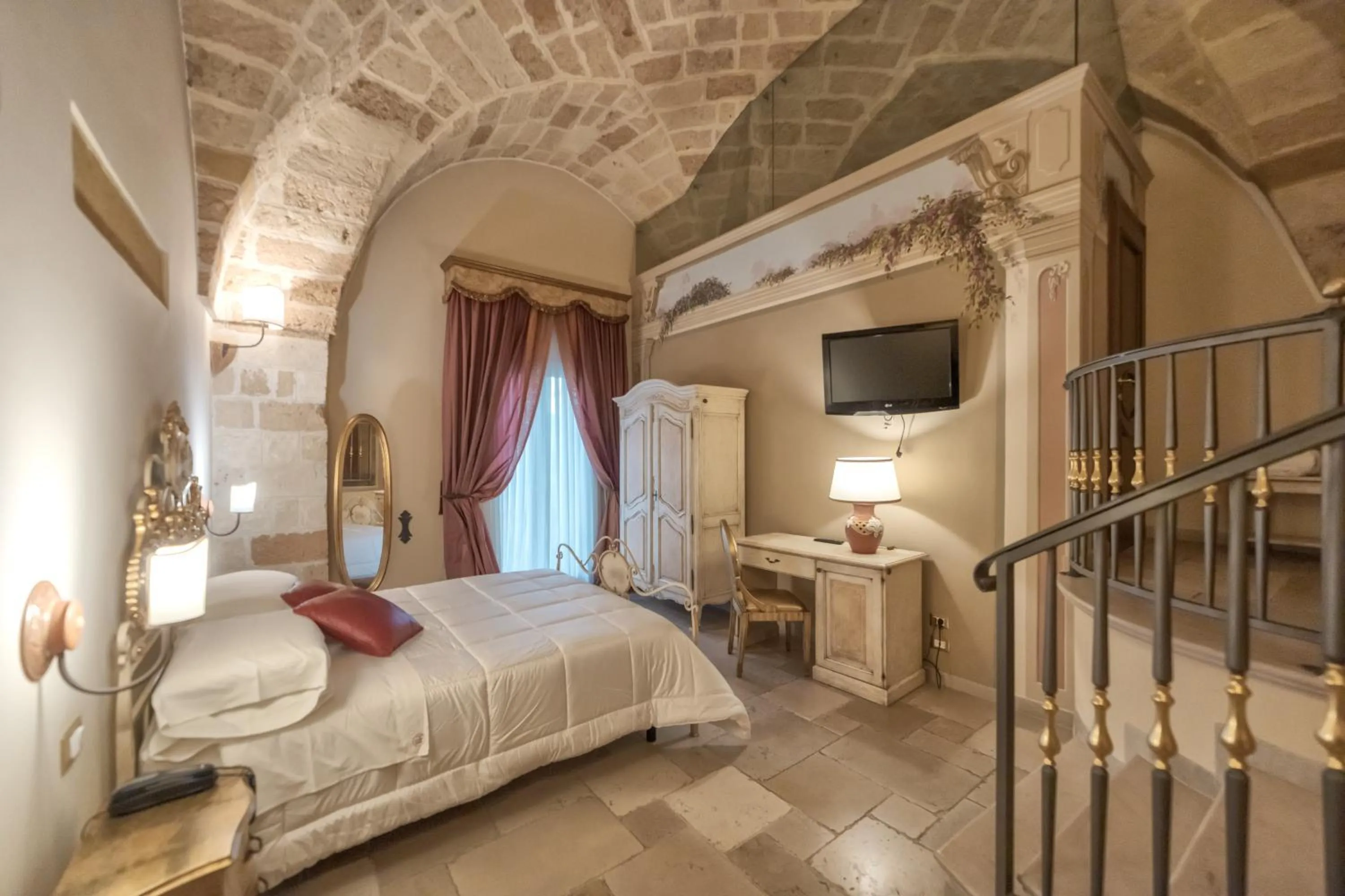 TV and multimedia in Kelina Charme Hotel by Cantine Due Palme