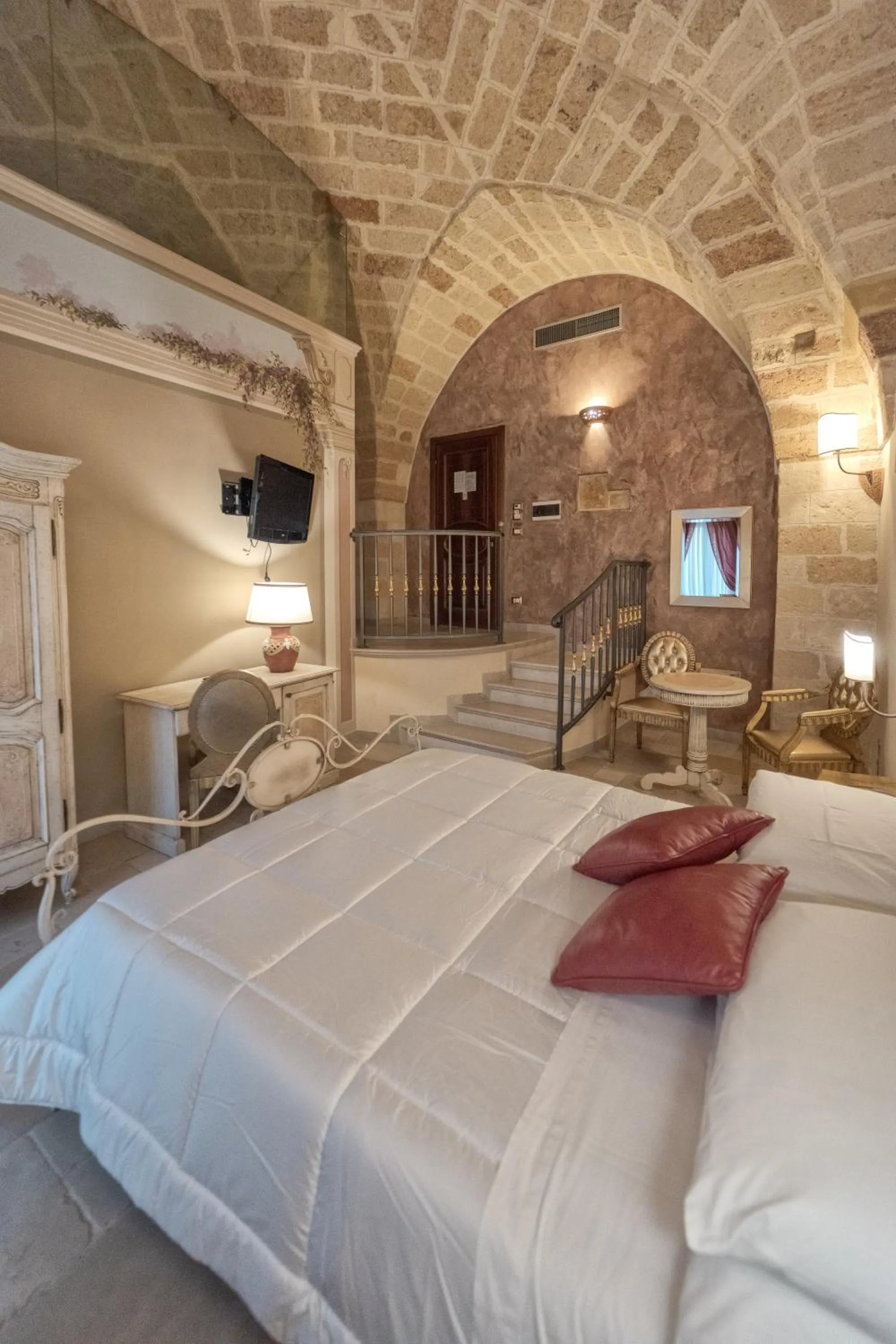 Bed in Kelina Charme Hotel by Cantine Due Palme