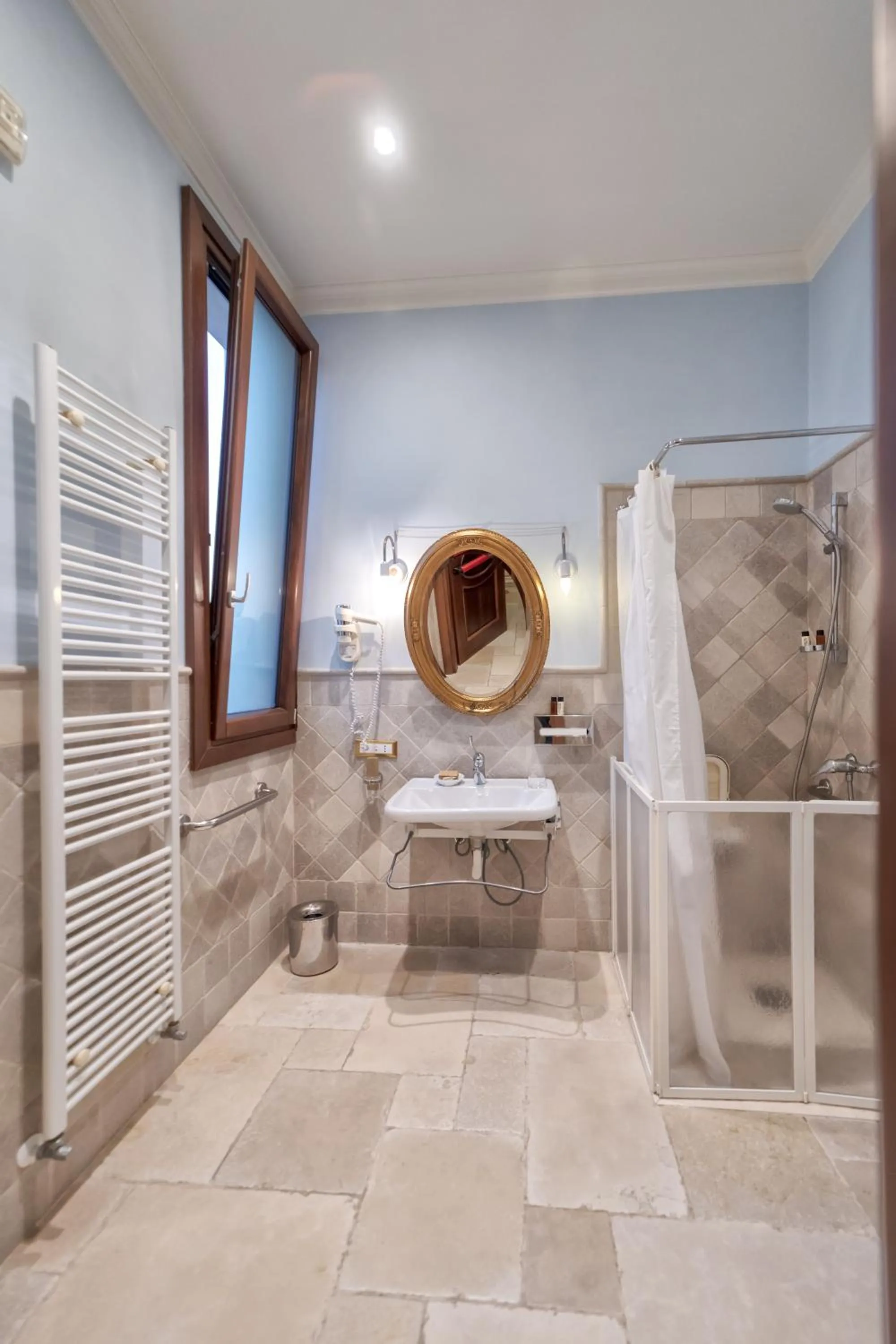 Toilet in Kelina Charme Hotel by Cantine Due Palme