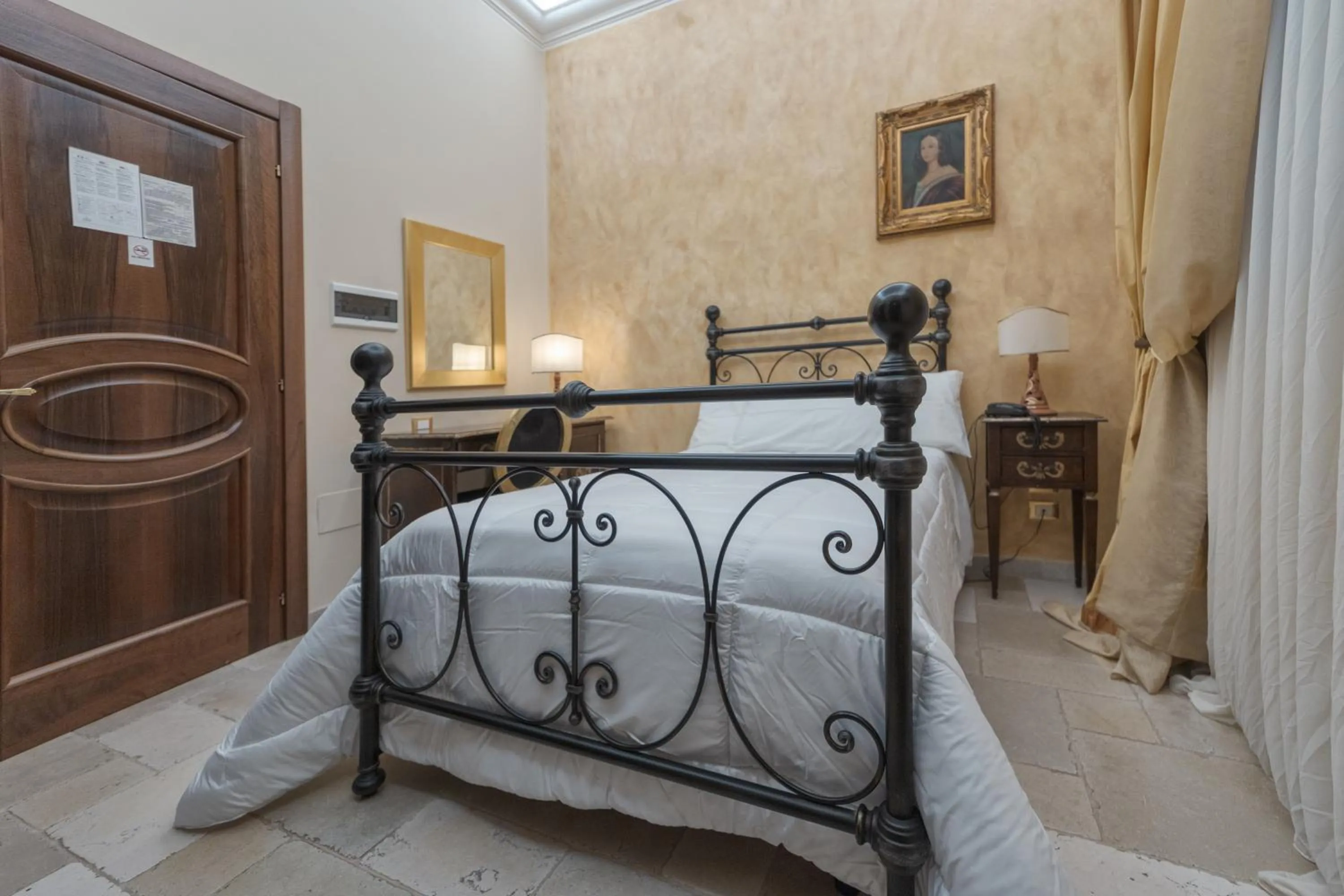 Bed in Kelina Charme Hotel by Cantine Due Palme