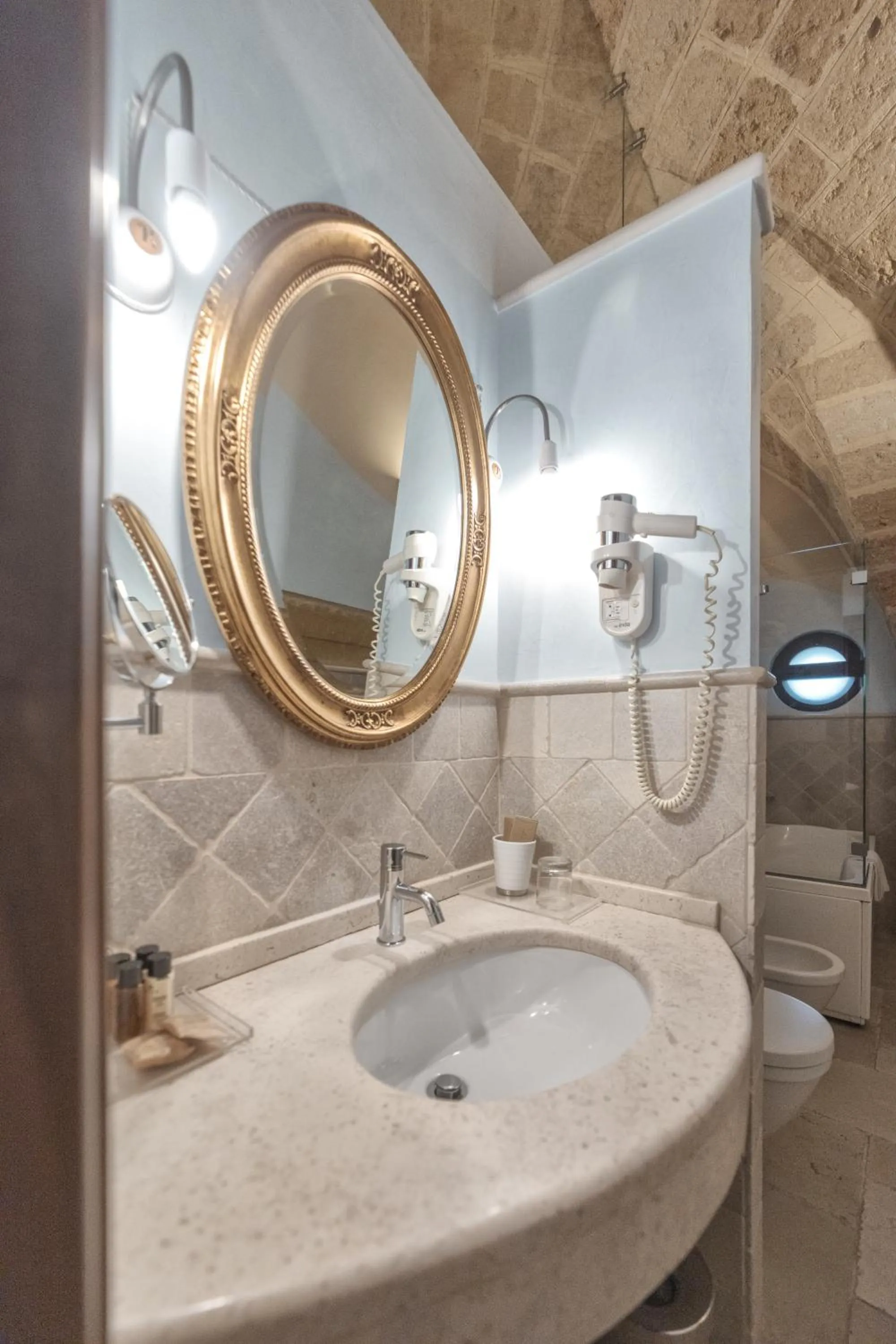 Toilet in Kelina Charme Hotel by Cantine Due Palme