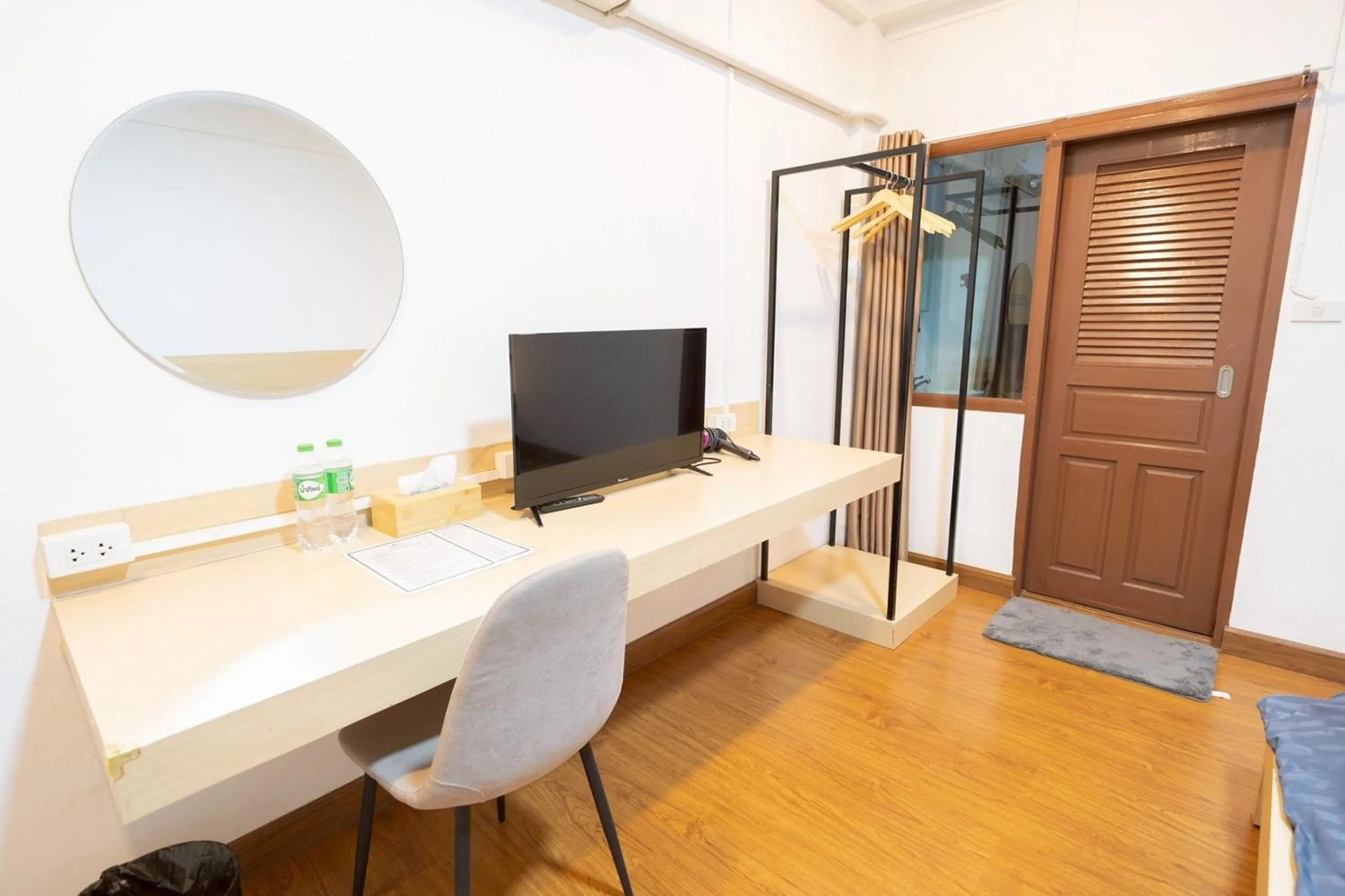 TV and multimedia in Koenji Guest House & Bar Chiang Mai