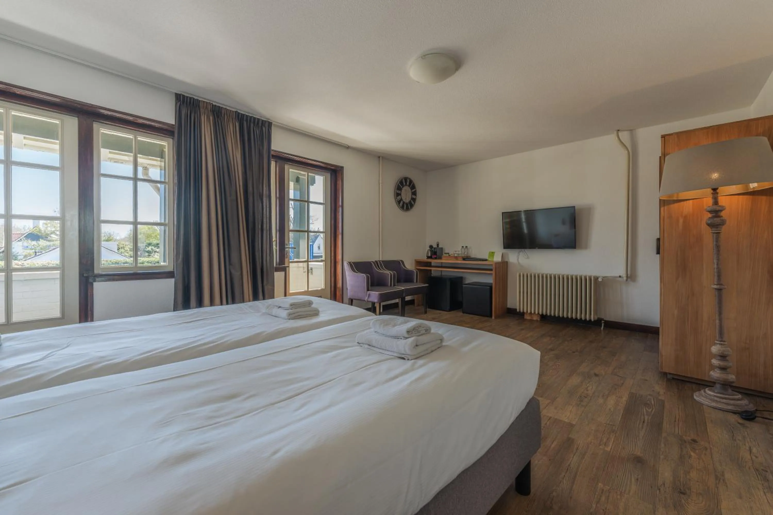 Bedroom, Bed in Strandhotel Dennenbos