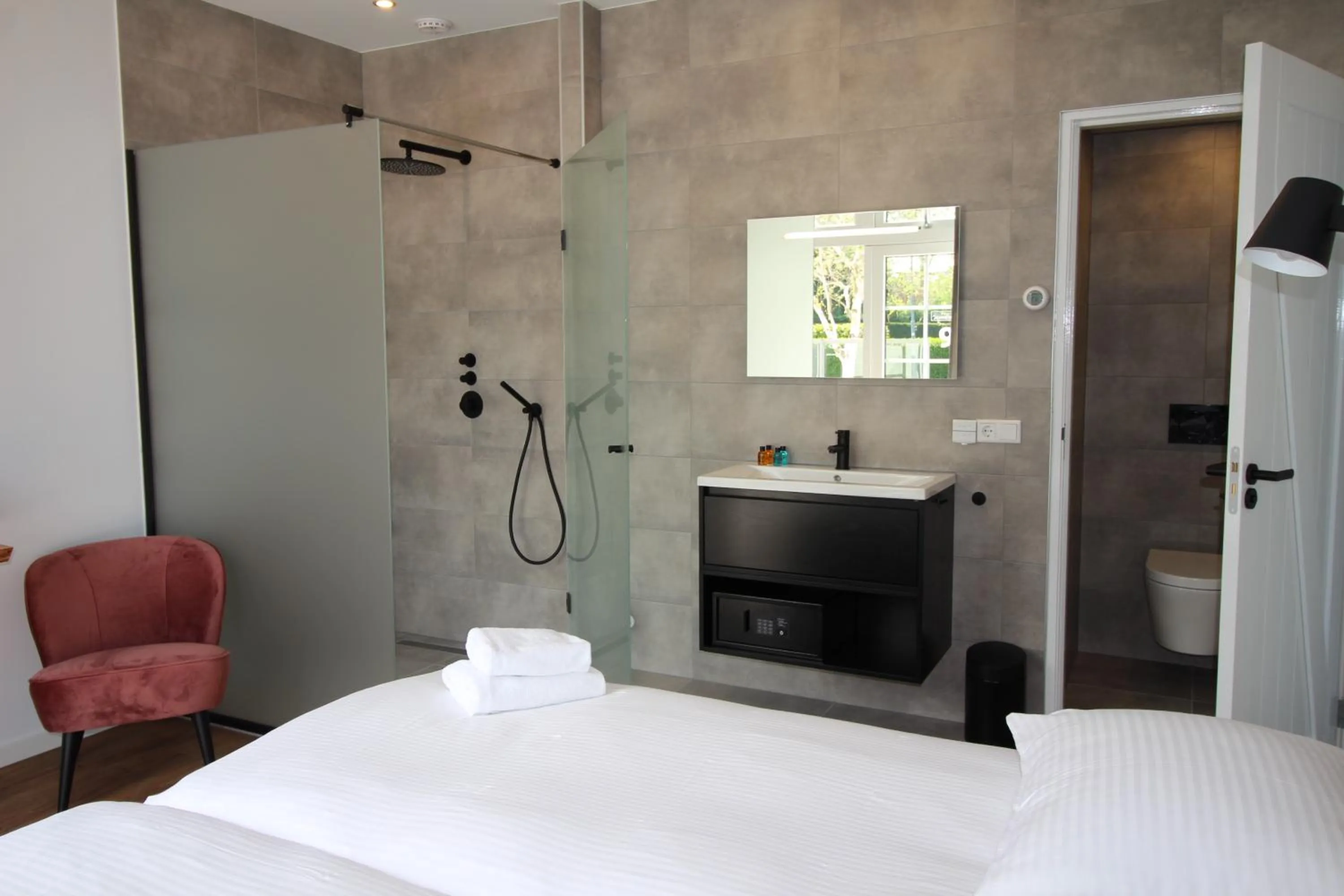 Shower, Bed in Strandhotel Dennenbos