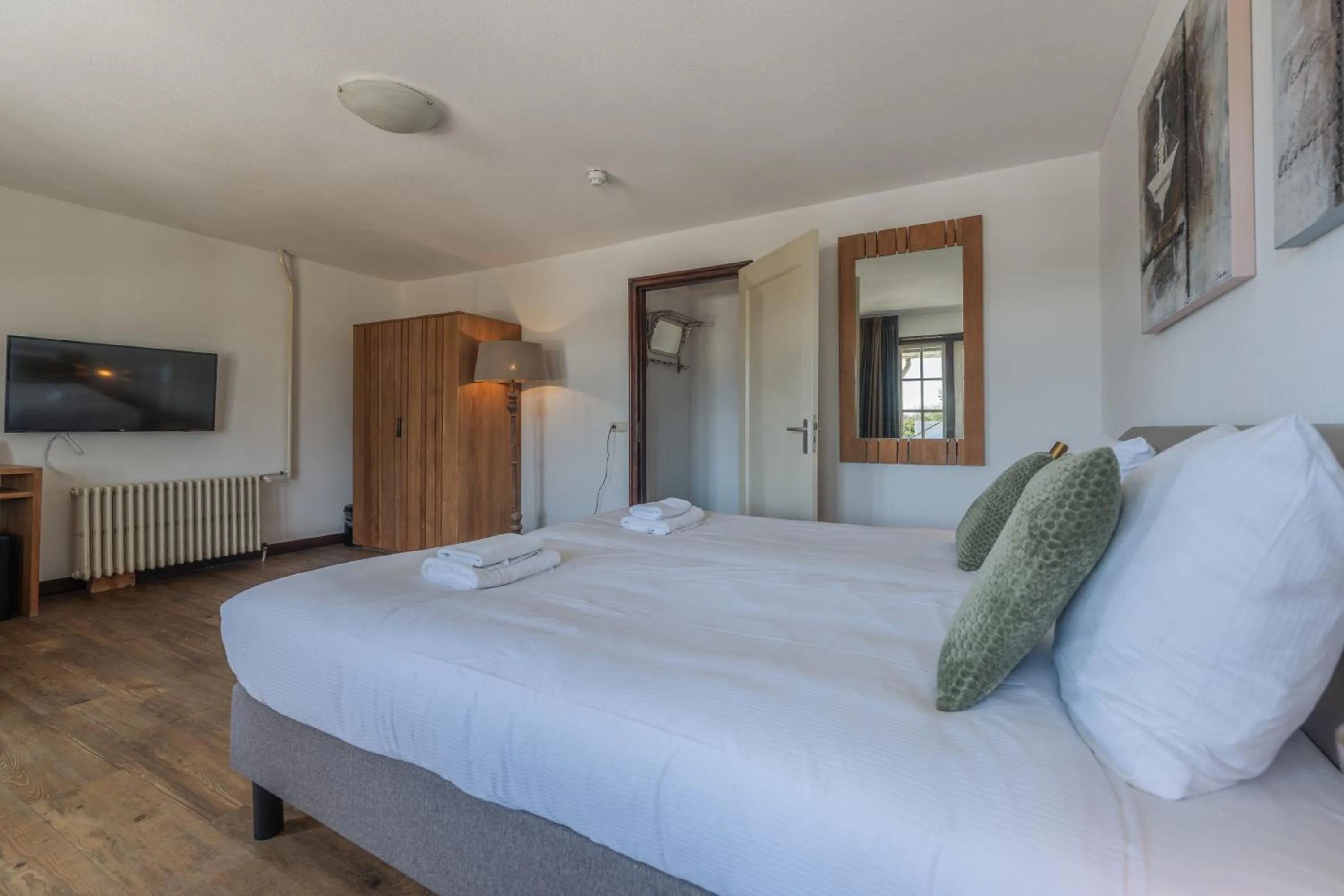 Bedroom, Bed in Strandhotel Dennenbos