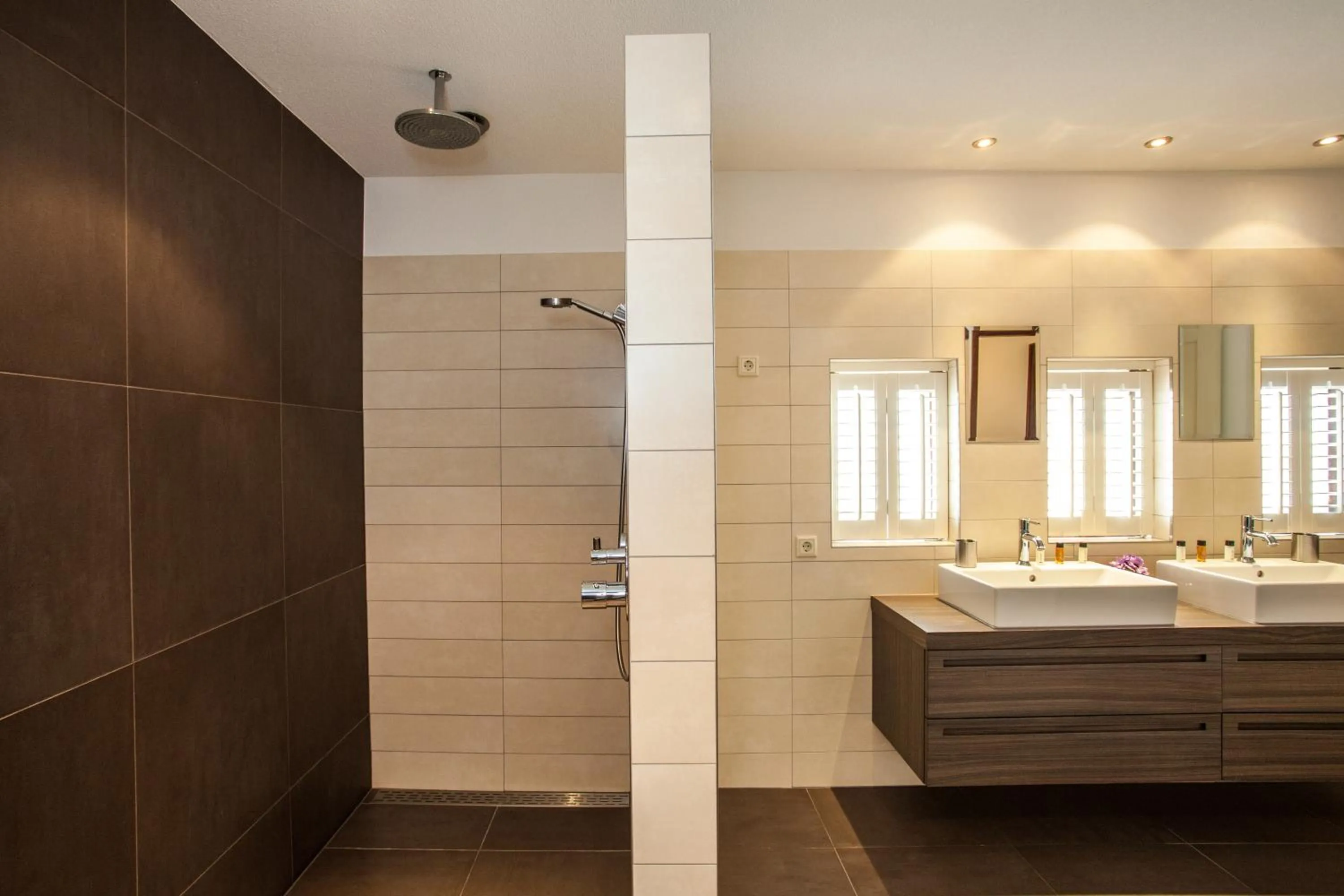 Shower in Strandhotel Dennenbos