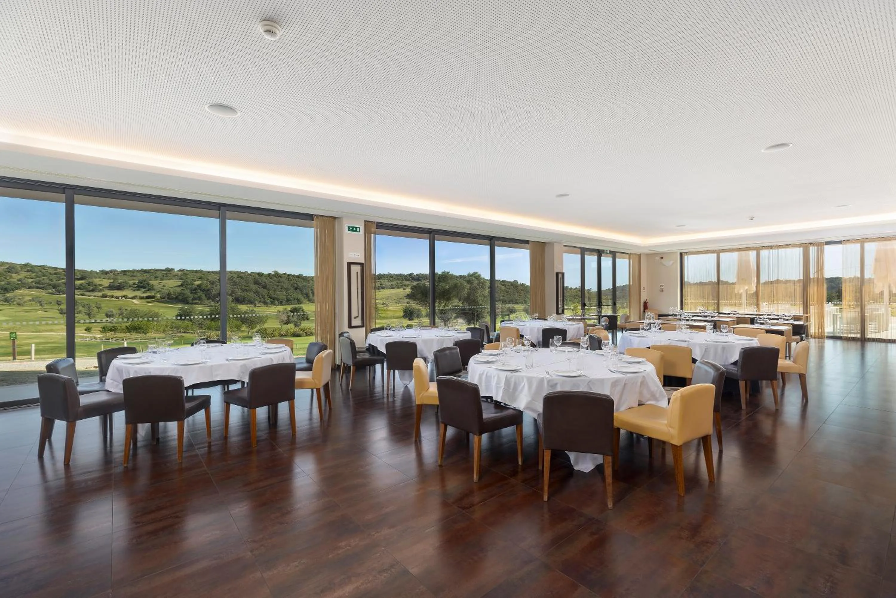 Restaurant/places to eat in NAU Morgado Golf & Country Club