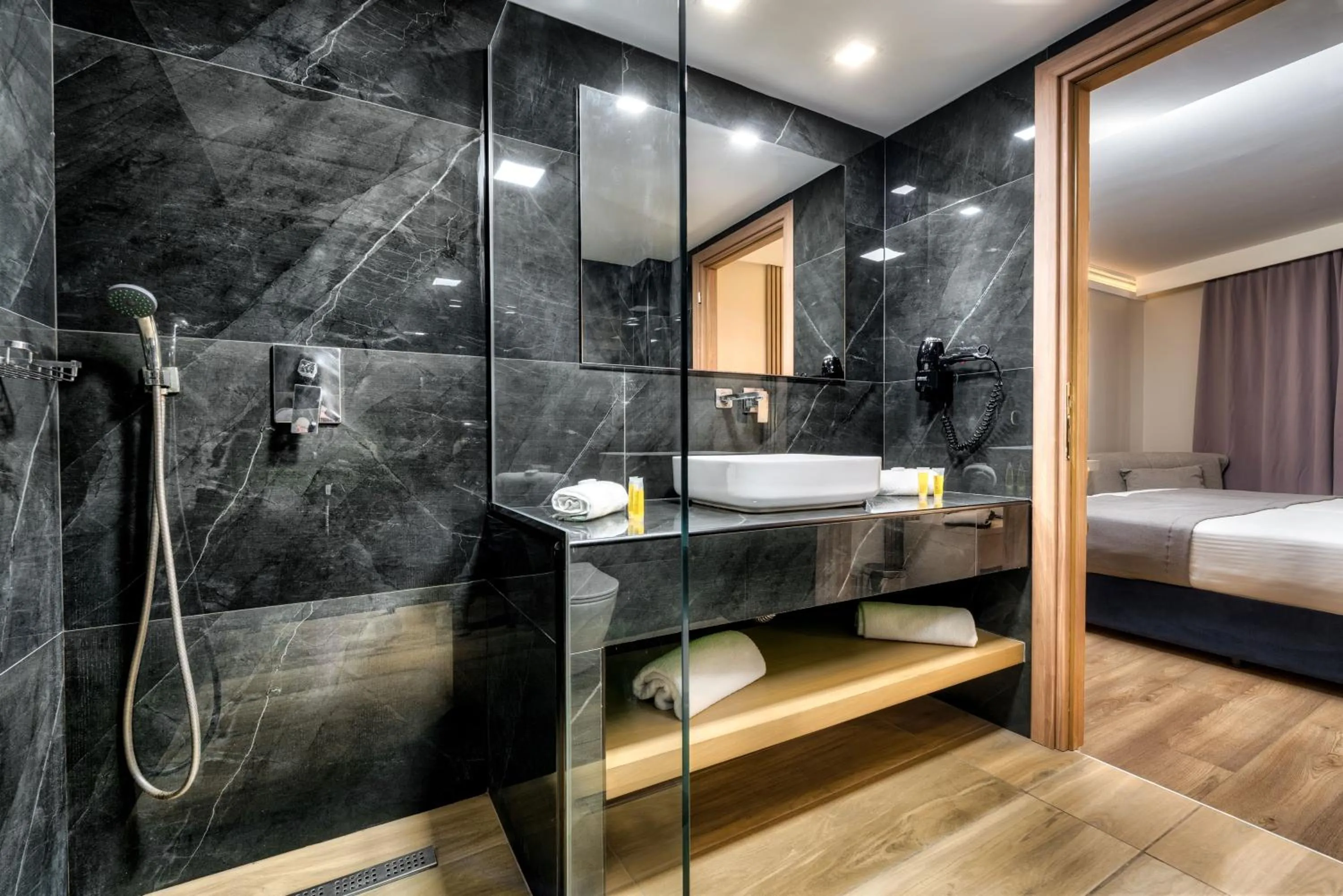 Shower, Bed in Palatino Hotel