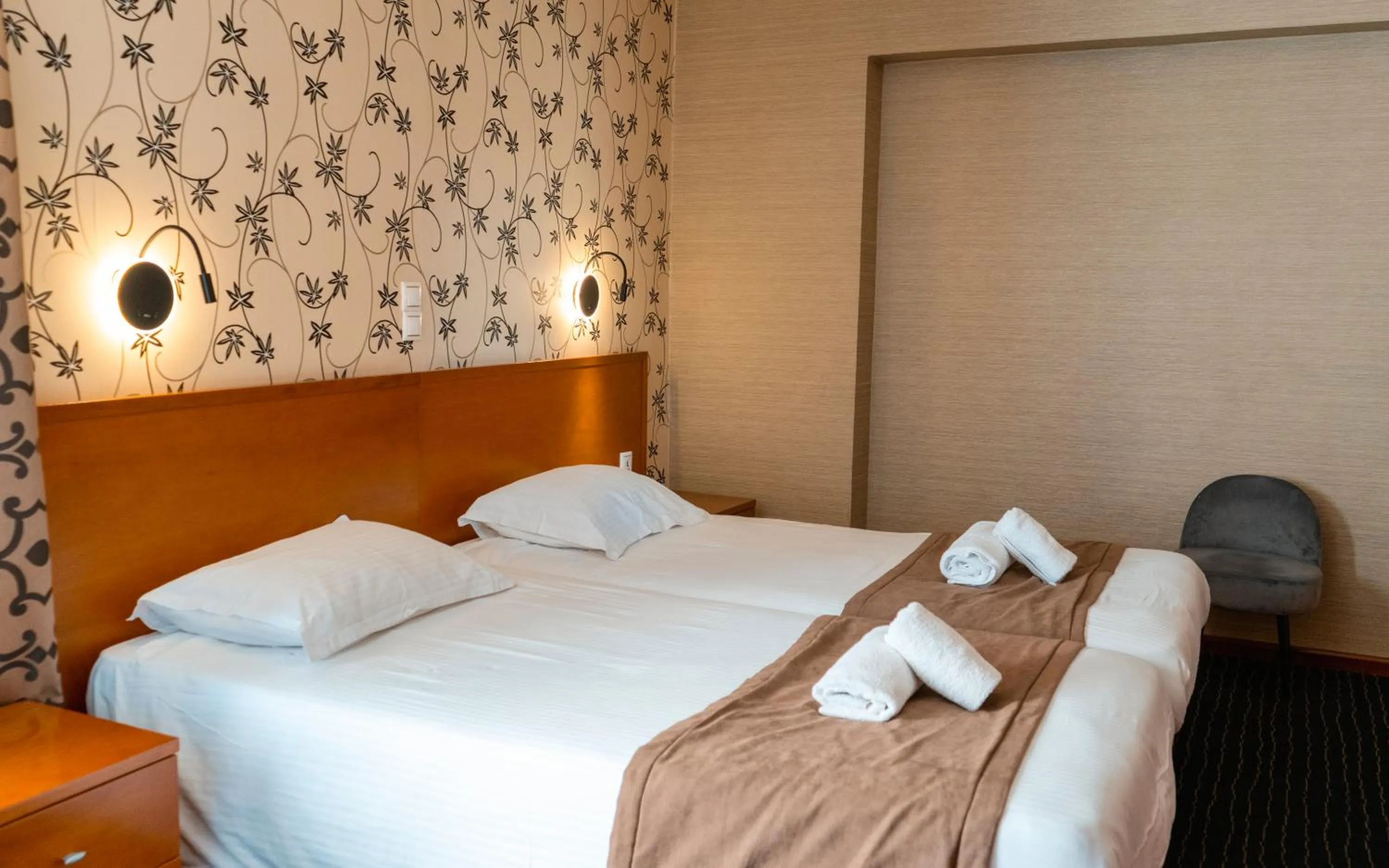 Property building, Bed in Palatino Hotel