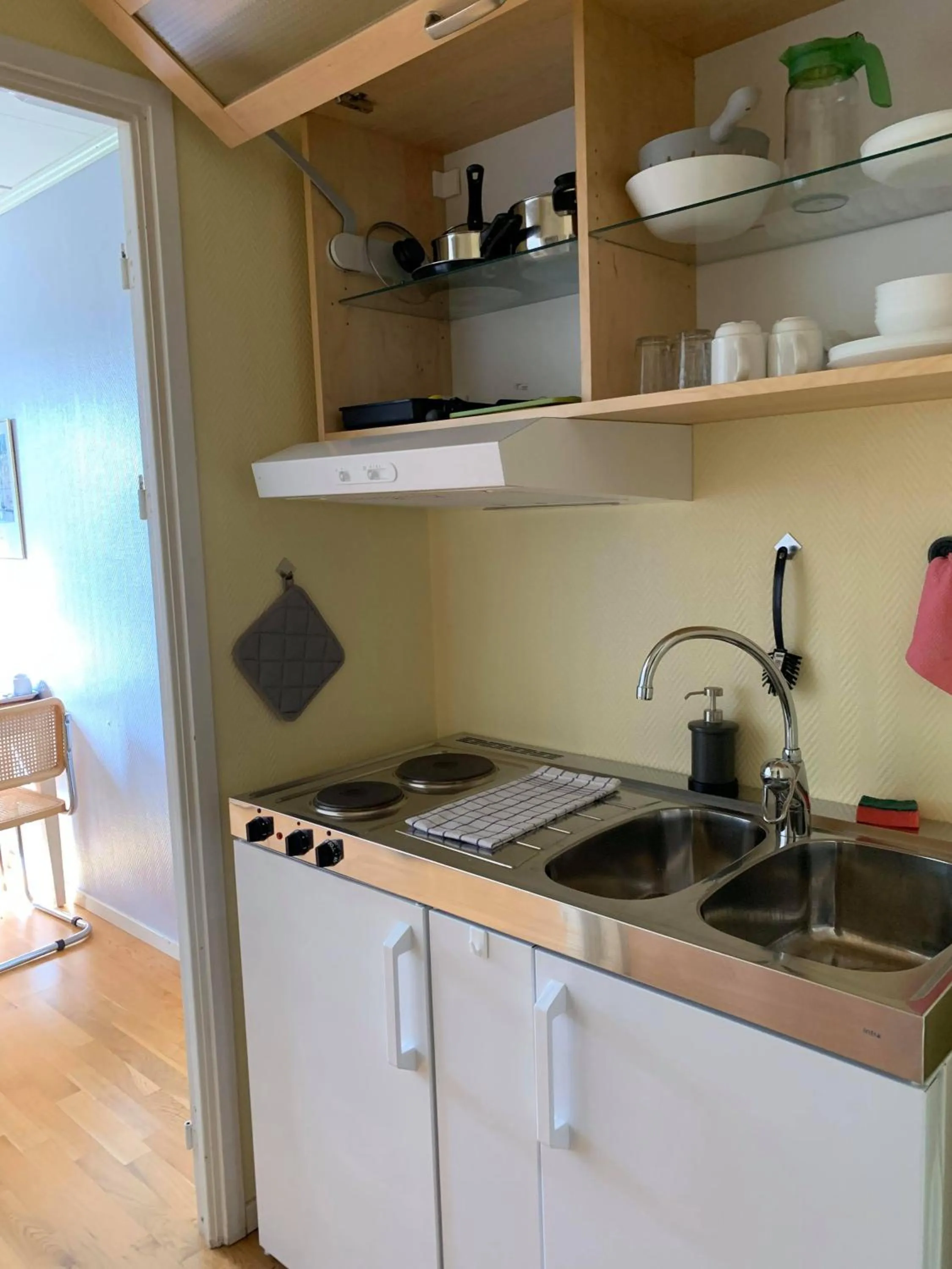 Kitchen or kitchenette in Brålanda Hotell och Vandrarhem