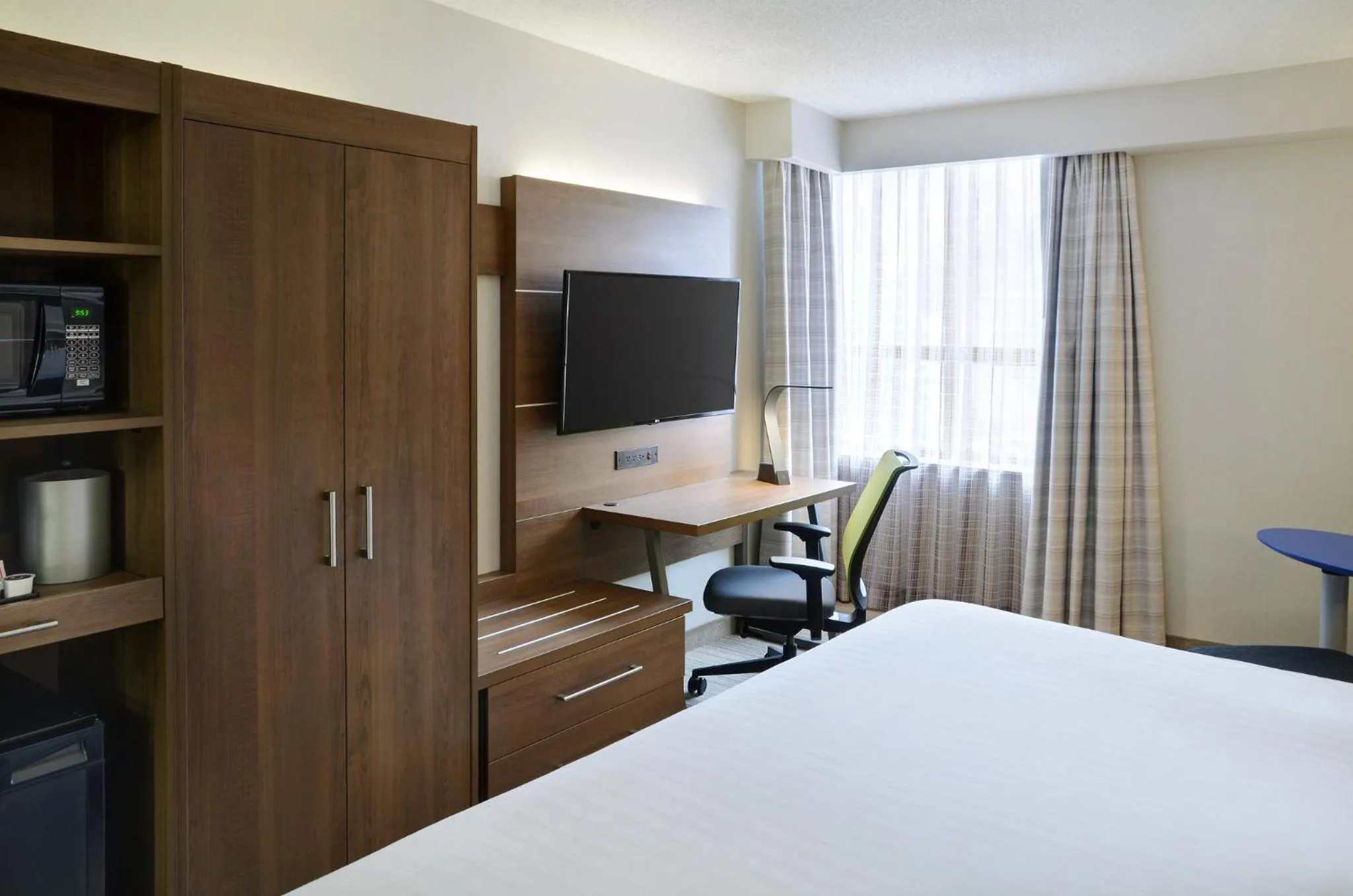 Photo of the whole room, Bed in Holiday Inn Express Toronto Downtown by IHG
