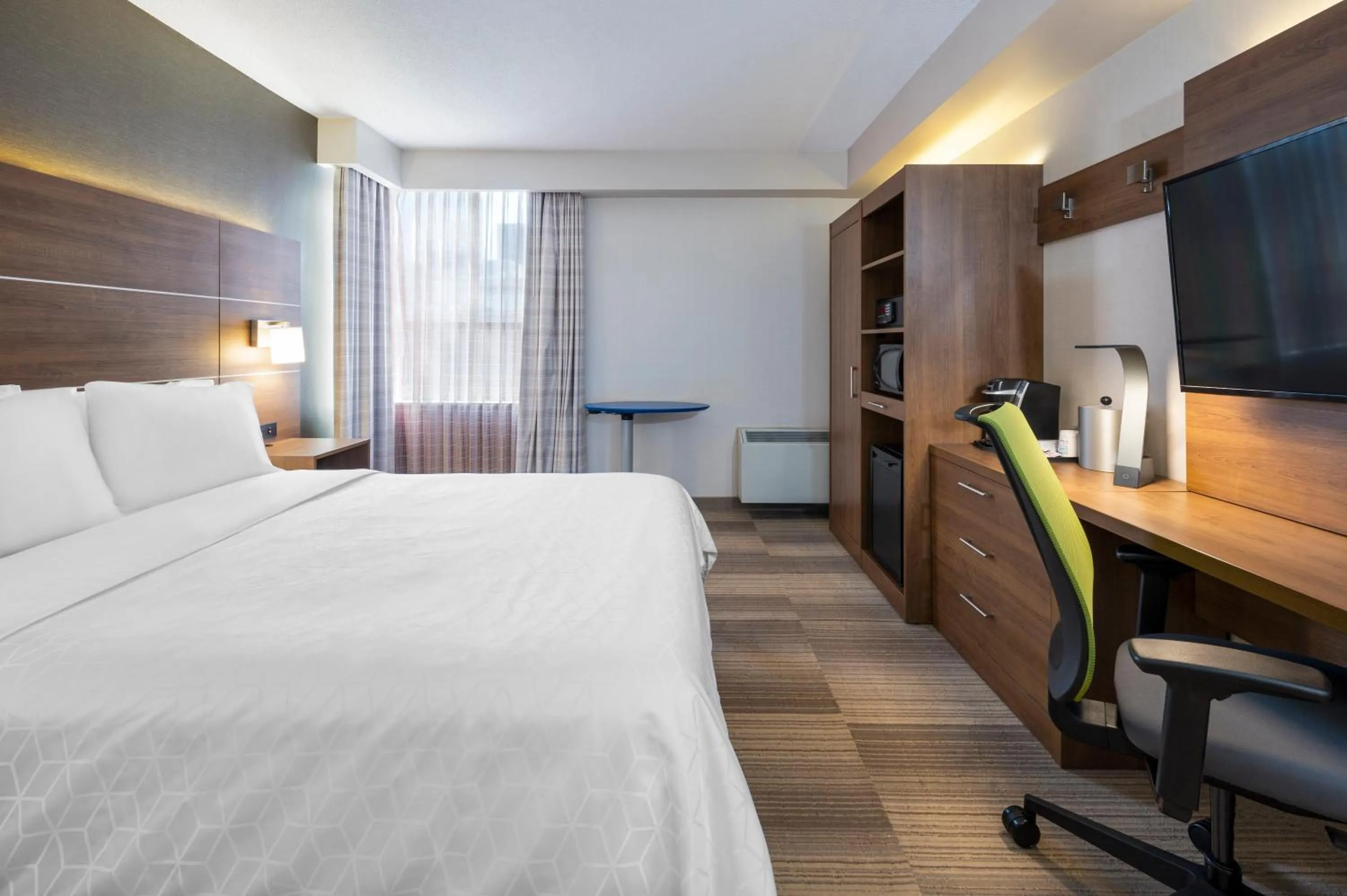 Photo of the whole room, Bed in Holiday Inn Express Toronto Downtown by IHG
