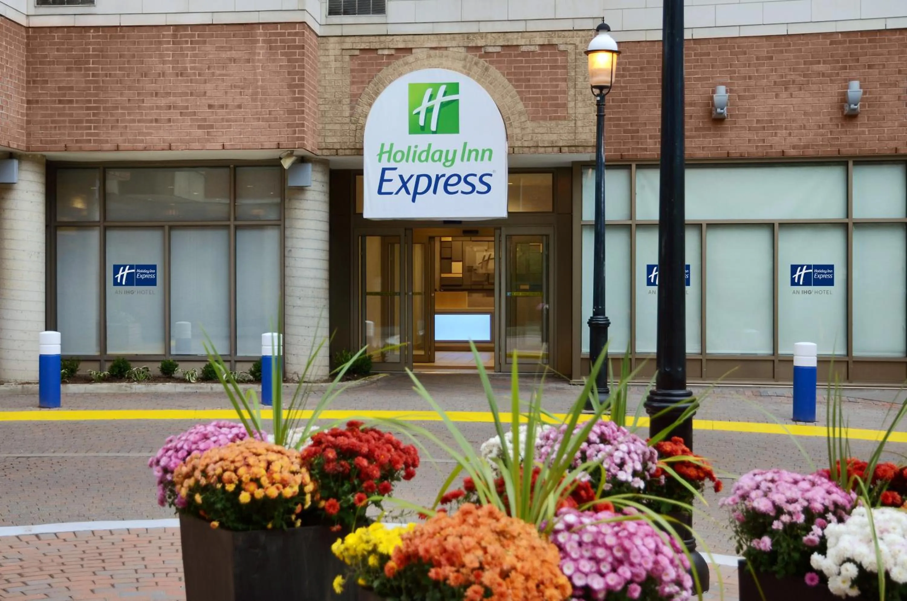 Property building in Holiday Inn Express Toronto Downtown by IHG