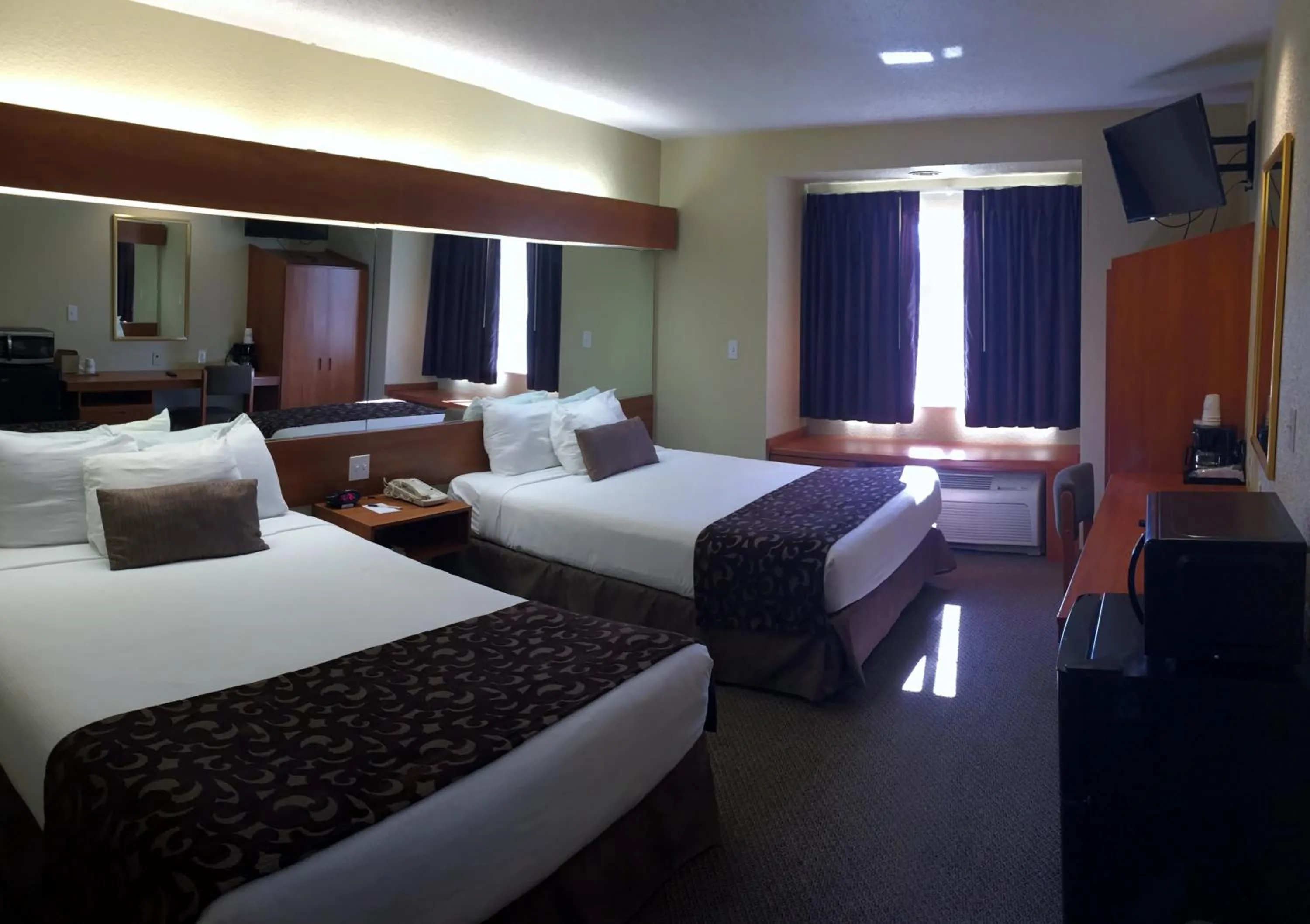 TV and multimedia, Bed in Microtel Inn & Suites Beckley East