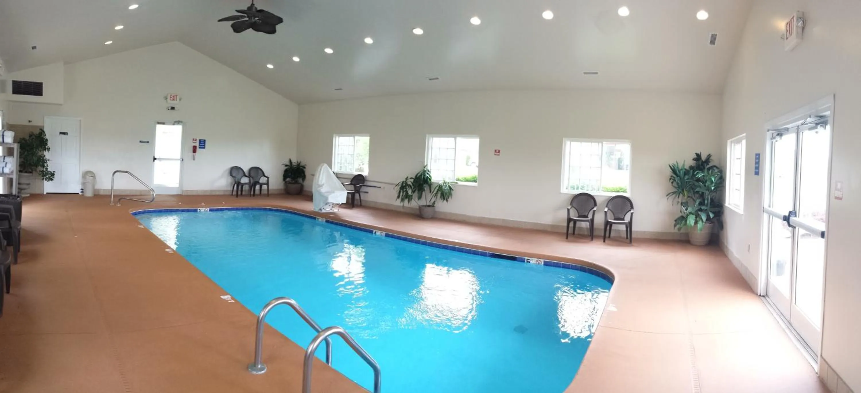 Swimming pool in Microtel Inn & Suites Beckley East