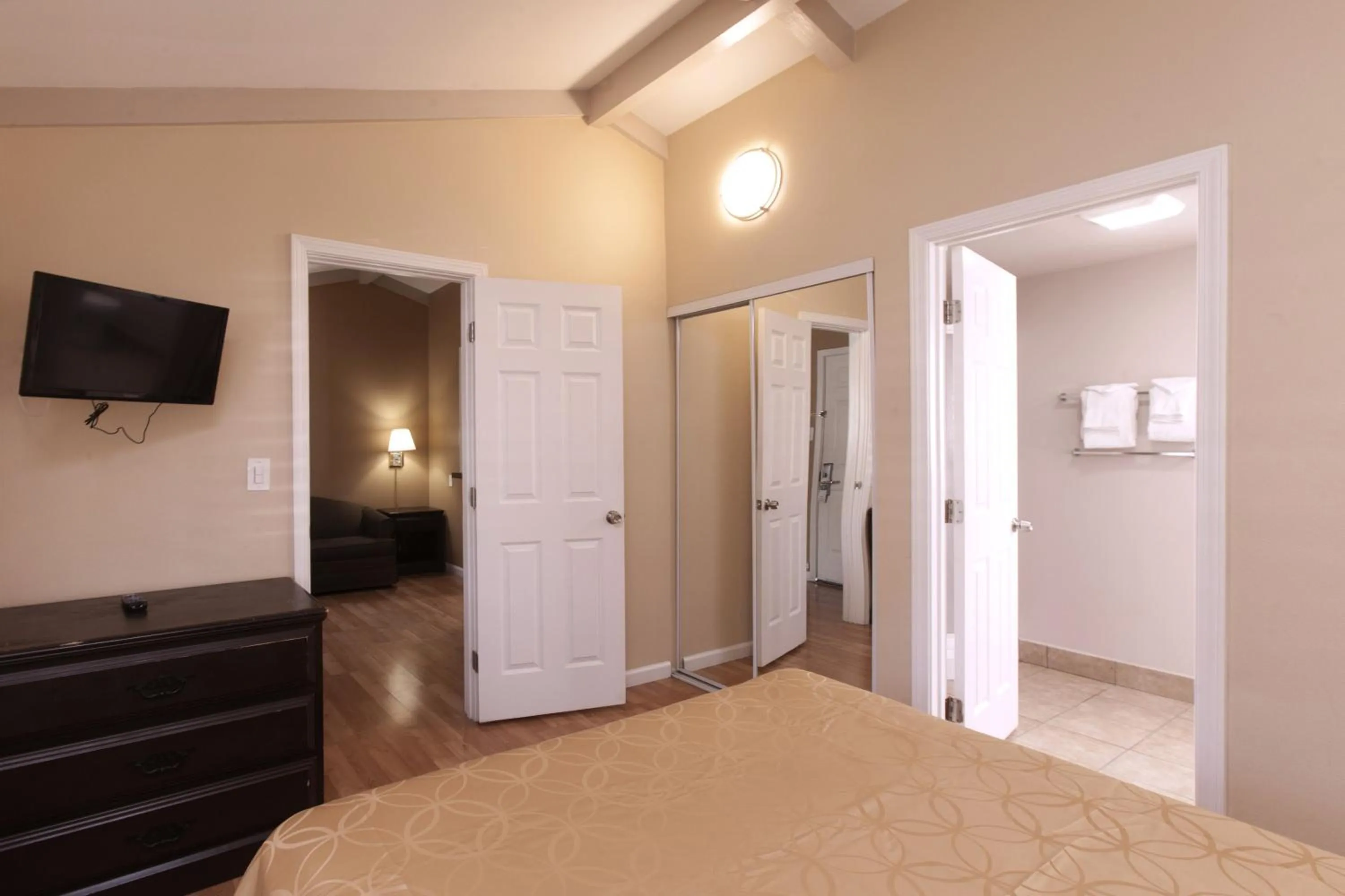 Bedroom in Tri-Valley Inn & Suites