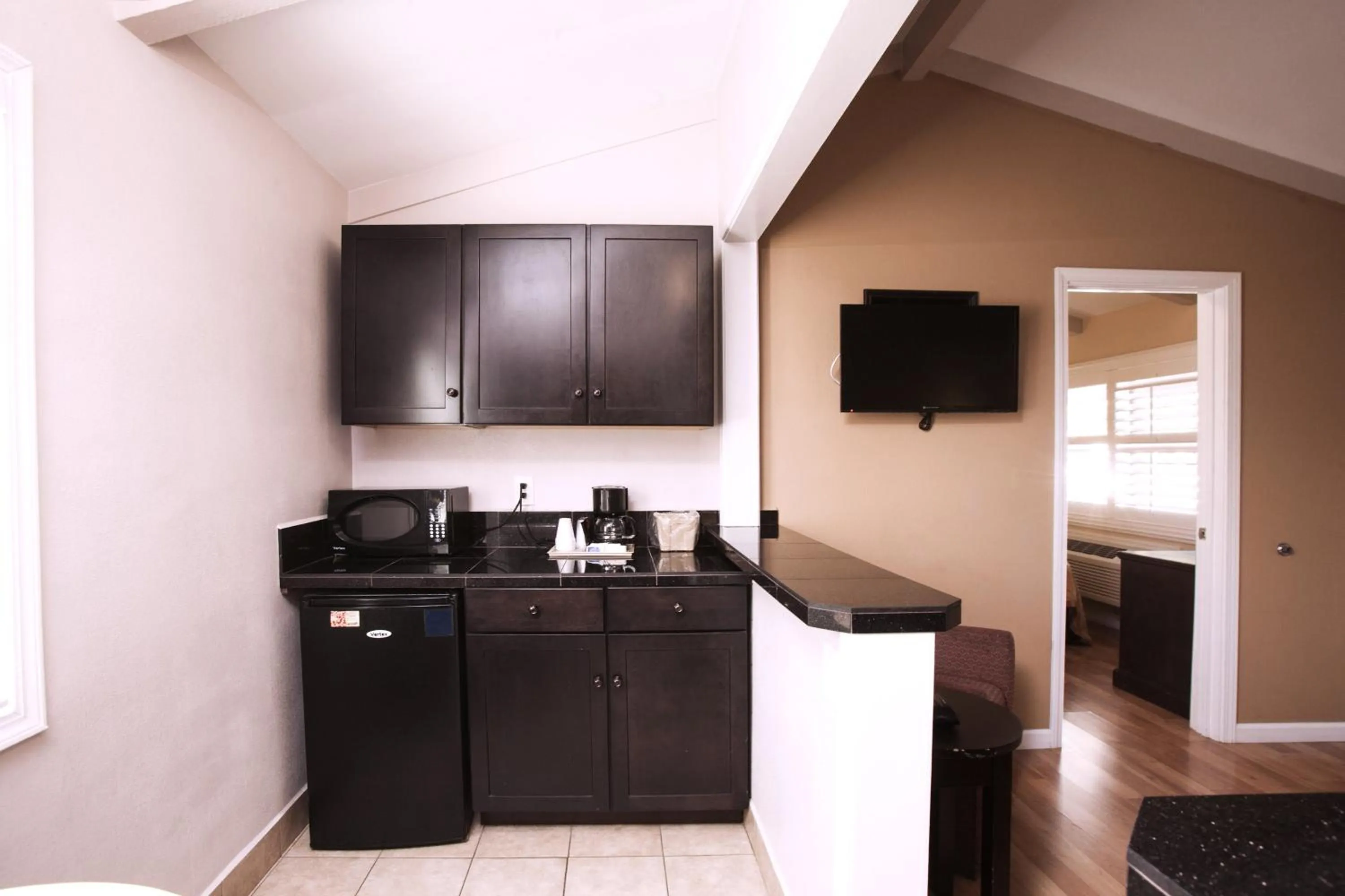 TV and multimedia in Tri-Valley Inn & Suites