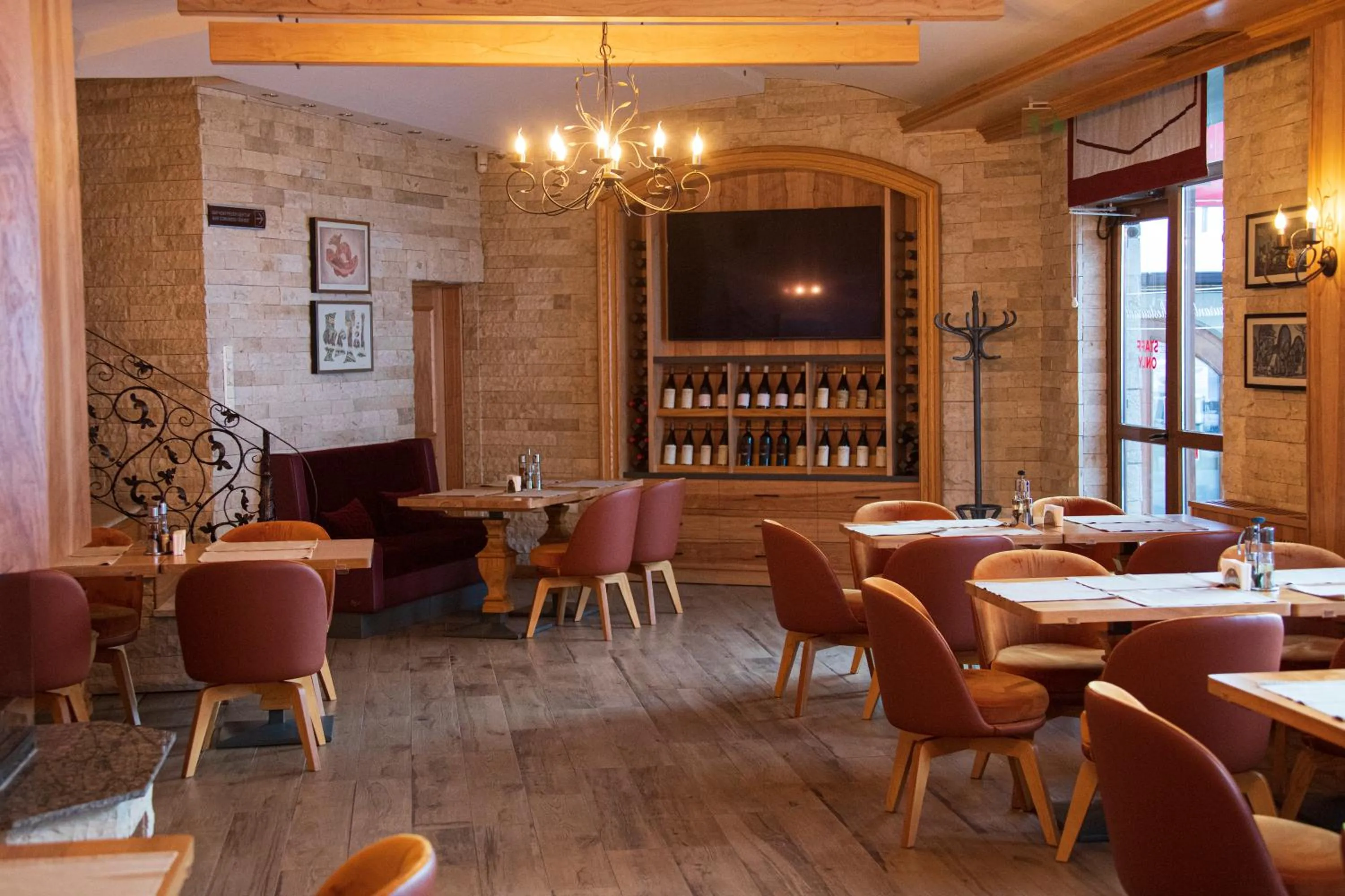 Restaurant/places to eat in Ice Angels Hotel