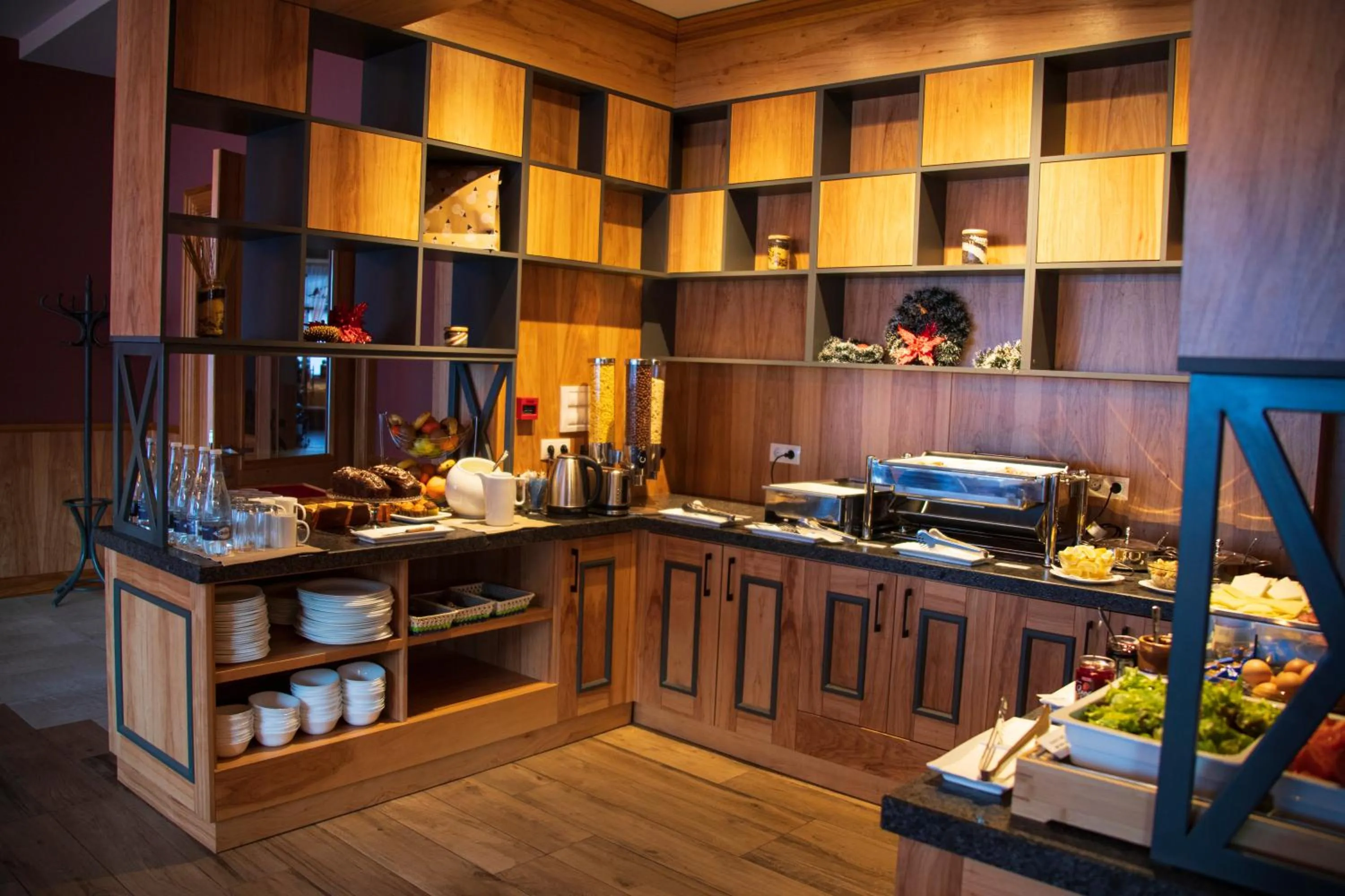 Restaurant/places to eat in Ice Angels Hotel