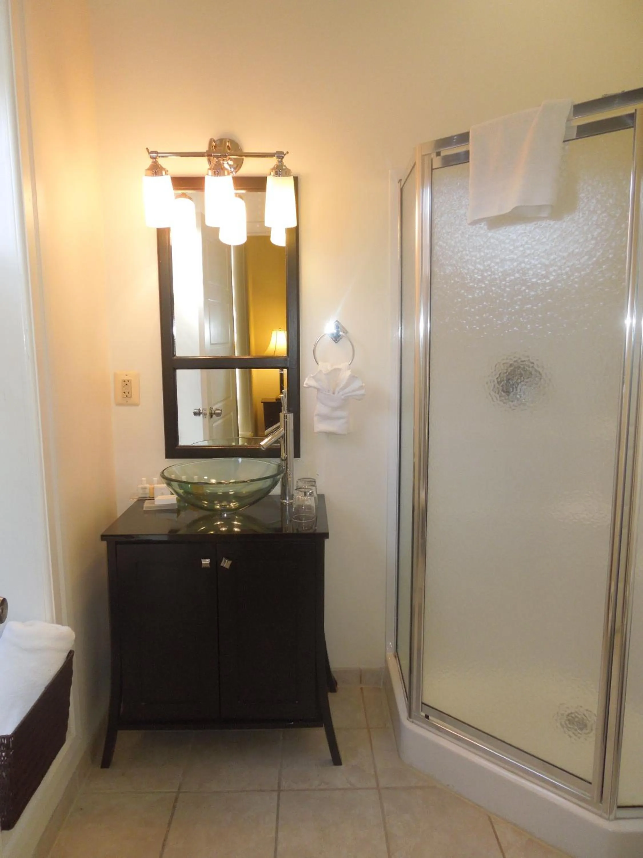 Bathroom in Hotel Brexton, Trademark Collection by Wyndham