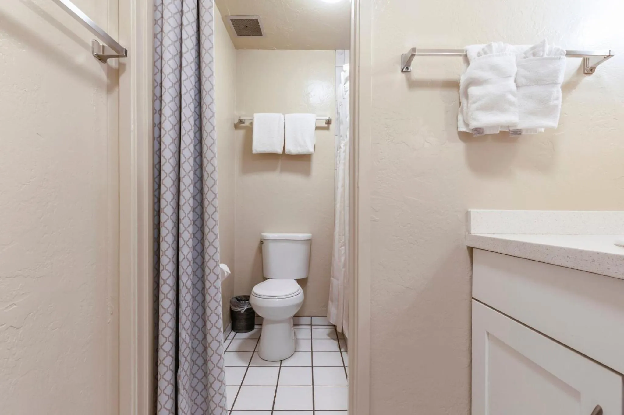 Photo of the whole room in Plantation Hale Suites