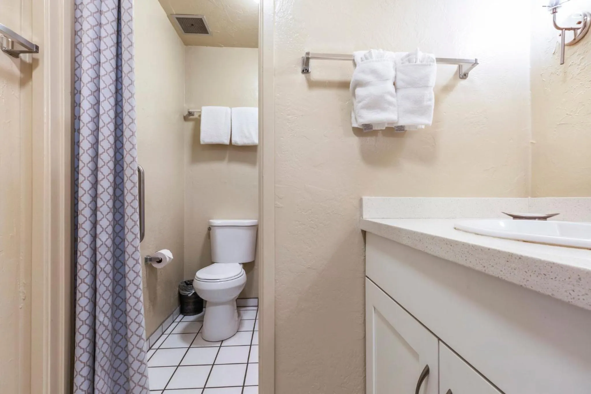 Photo of the whole room in Plantation Hale Suites