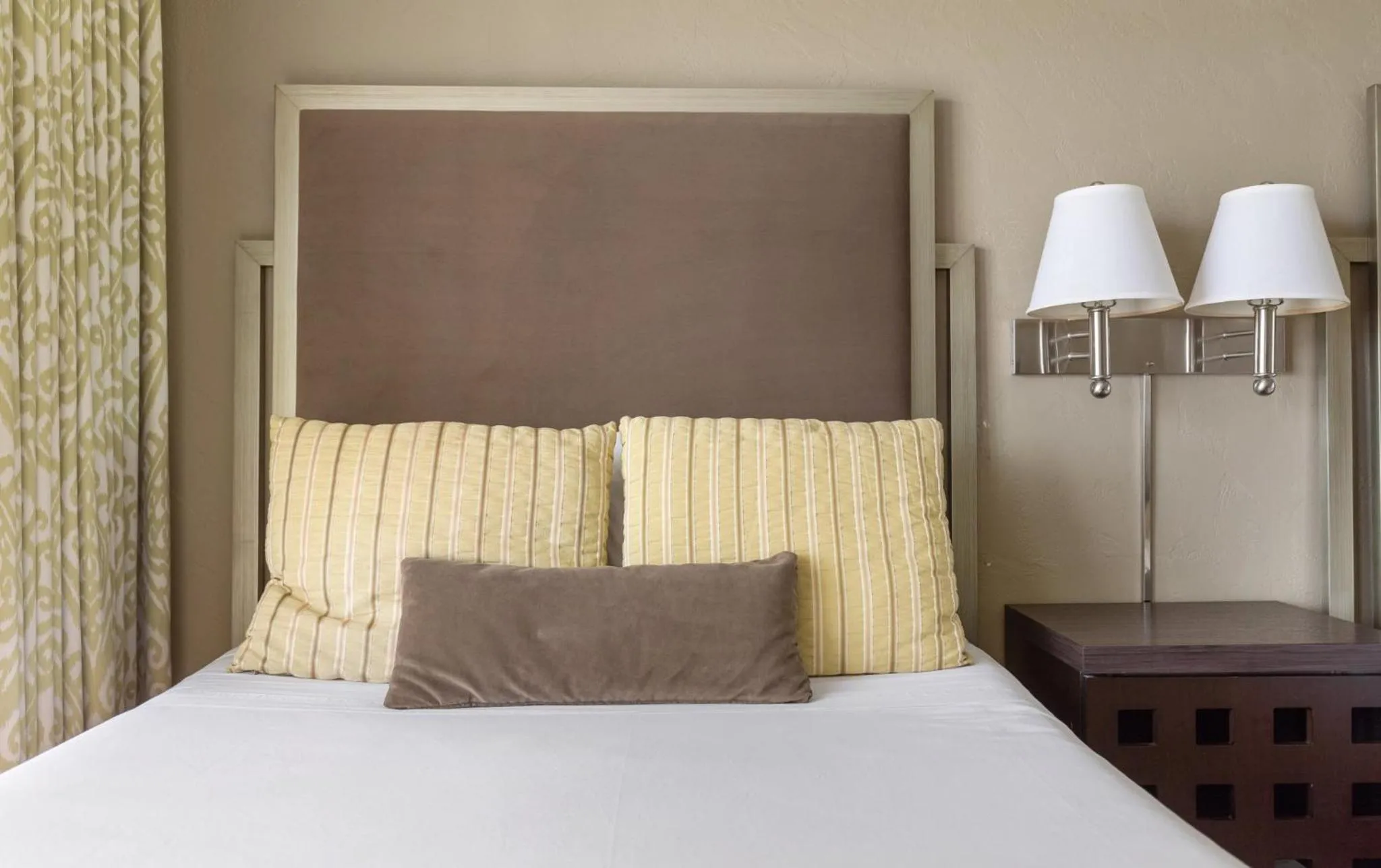 Photo of the whole room, Bed in Plantation Hale Suites