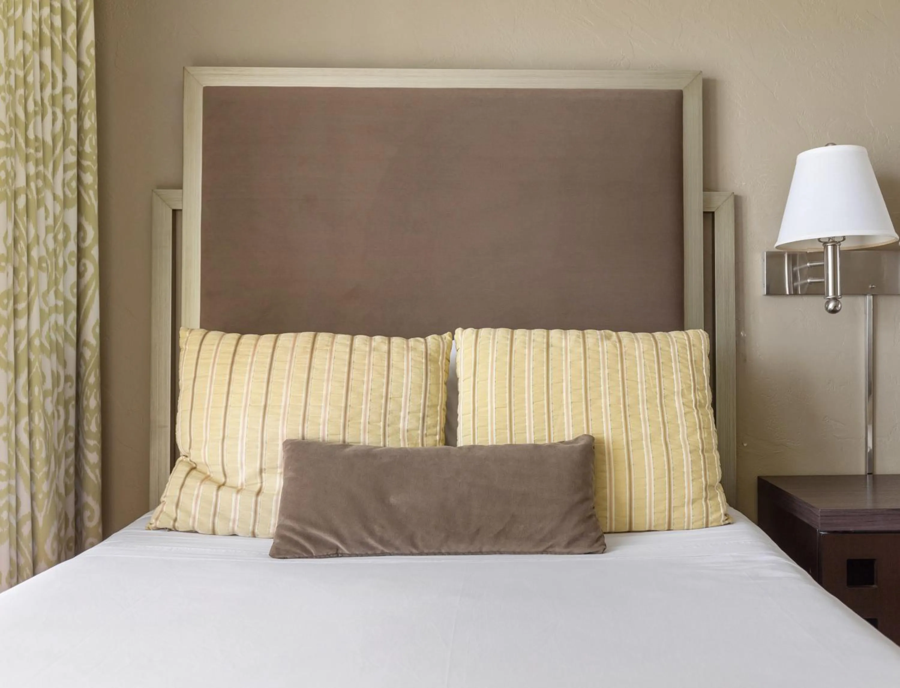 Bed in Plantation Hale Suites