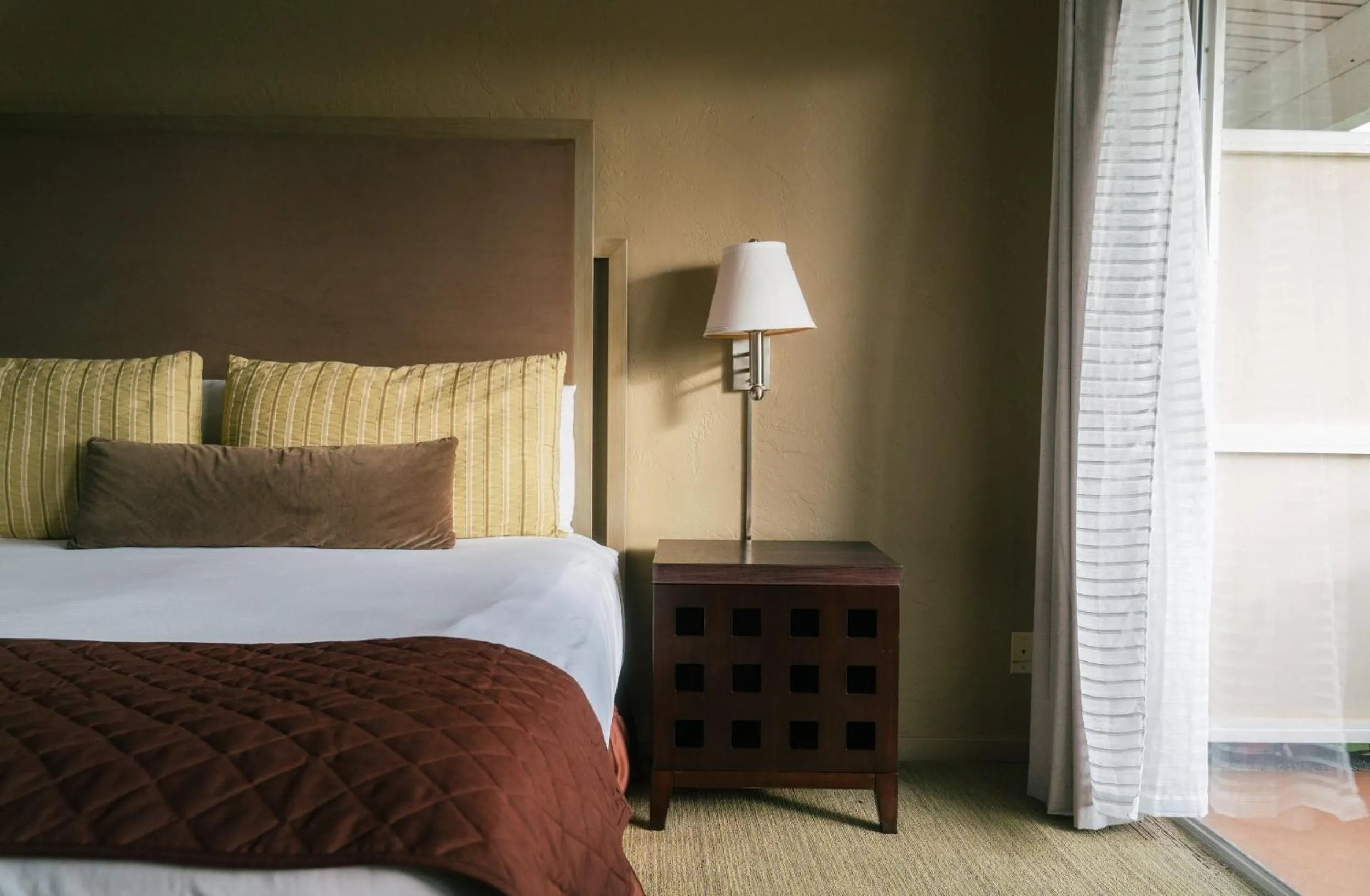 Photo of the whole room, Bed in Plantation Hale Suites