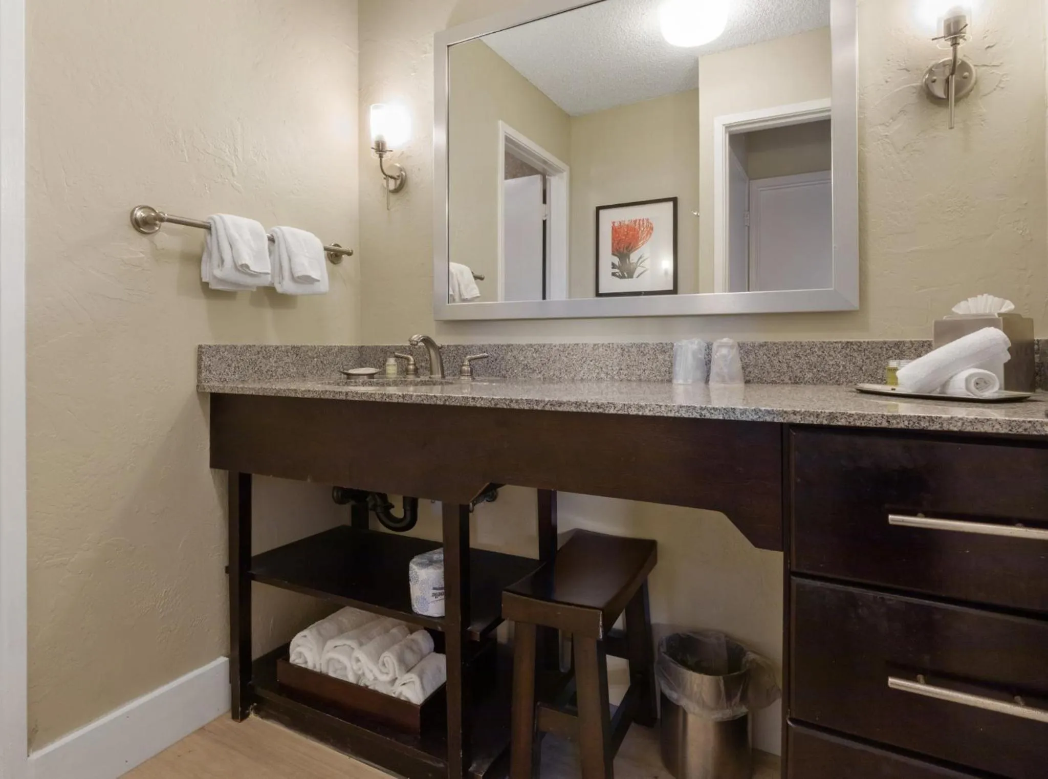 Photo of the whole room in Plantation Hale Suites