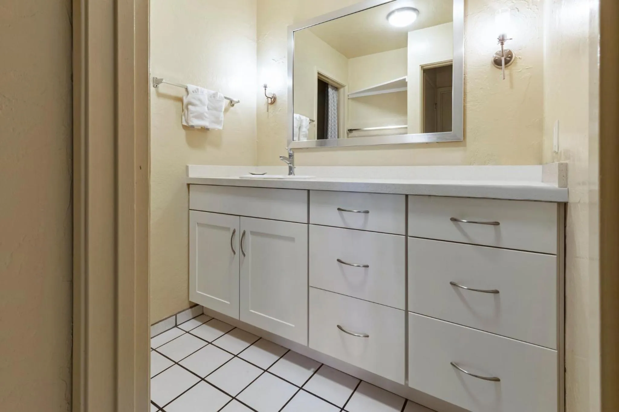 Photo of the whole room in Plantation Hale Suites