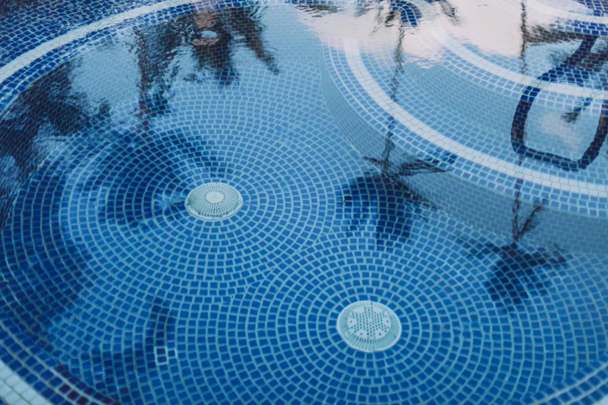 Swimming pool in Plantation Hale Suites
