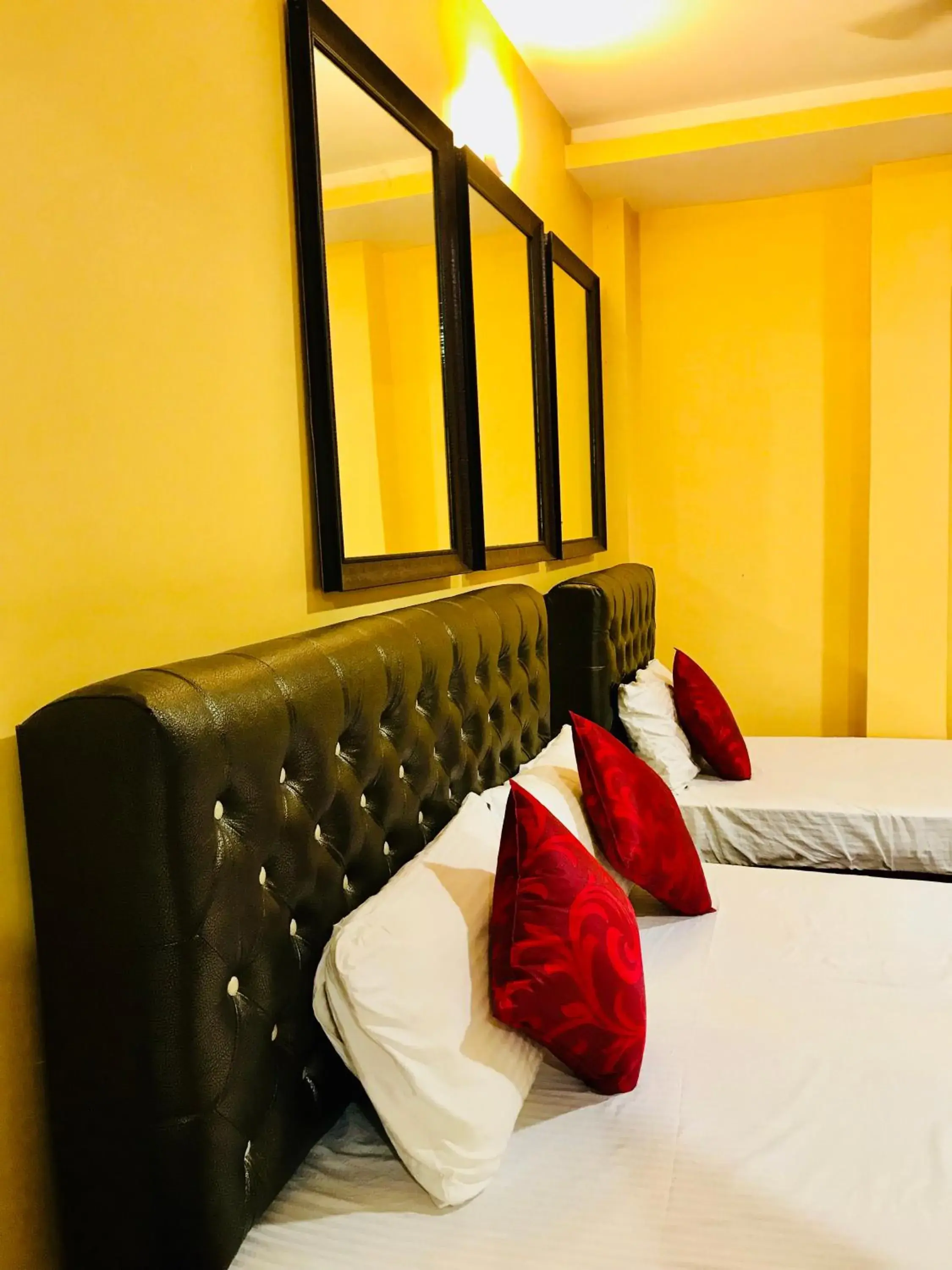 Deluxe Triple Room in Royal Palace Marina Deluxe Triple Room in Royal Palace Marina