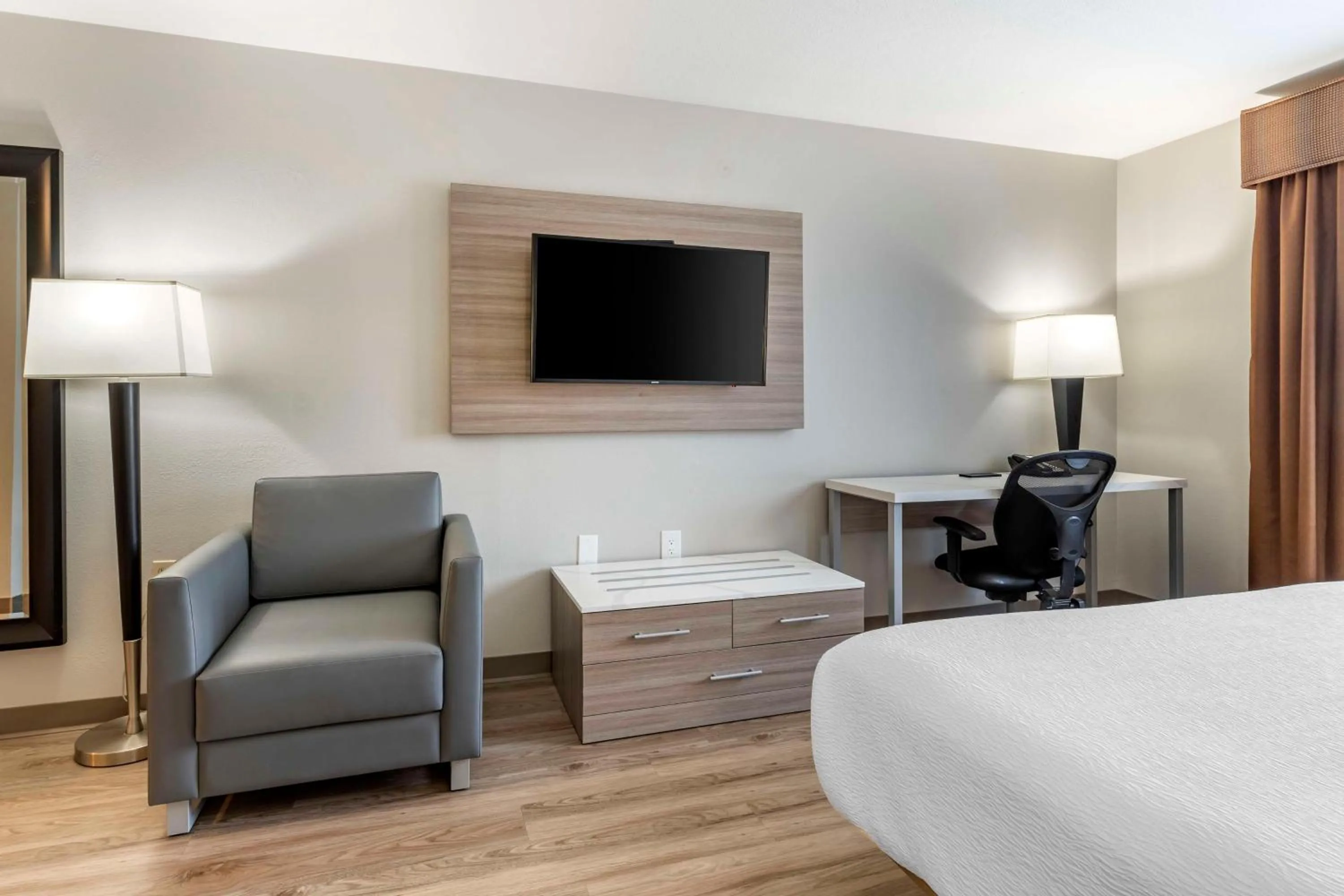 Bedroom, Bed in Best Western Plus Vineyard Inn