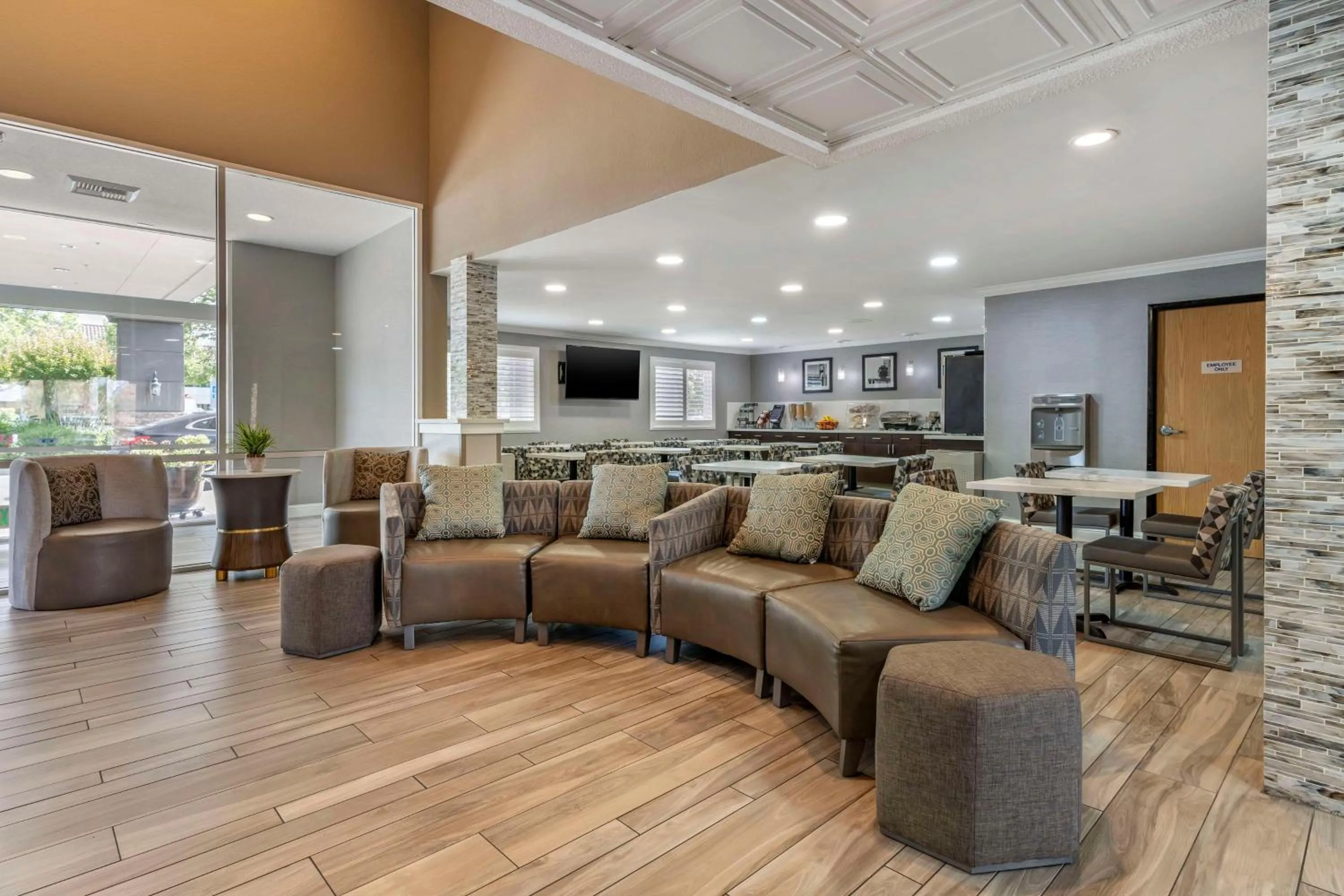 Breakfast in Best Western Plus Vineyard Inn