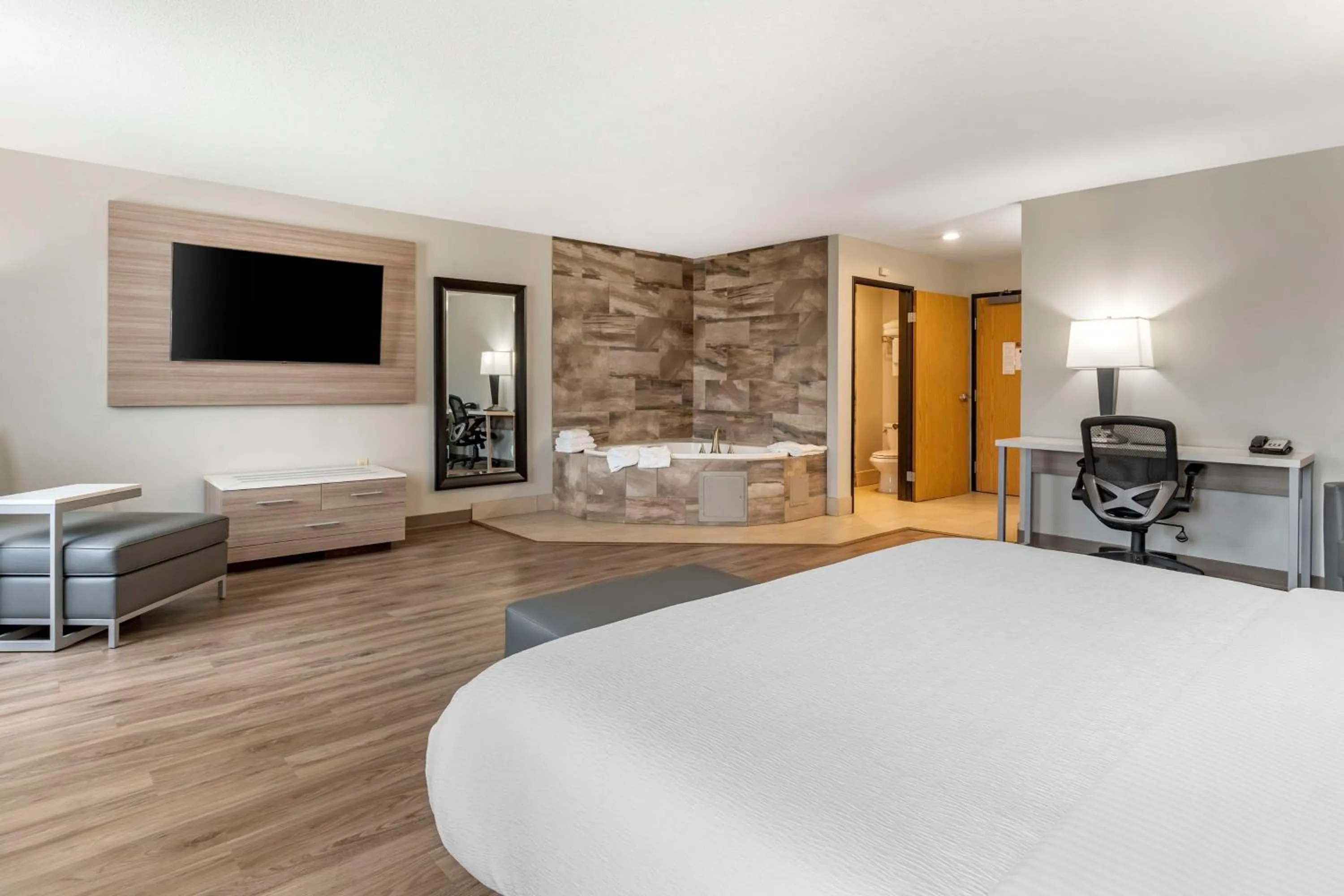 Photo of the whole room, Bed in Best Western Plus Vineyard Inn