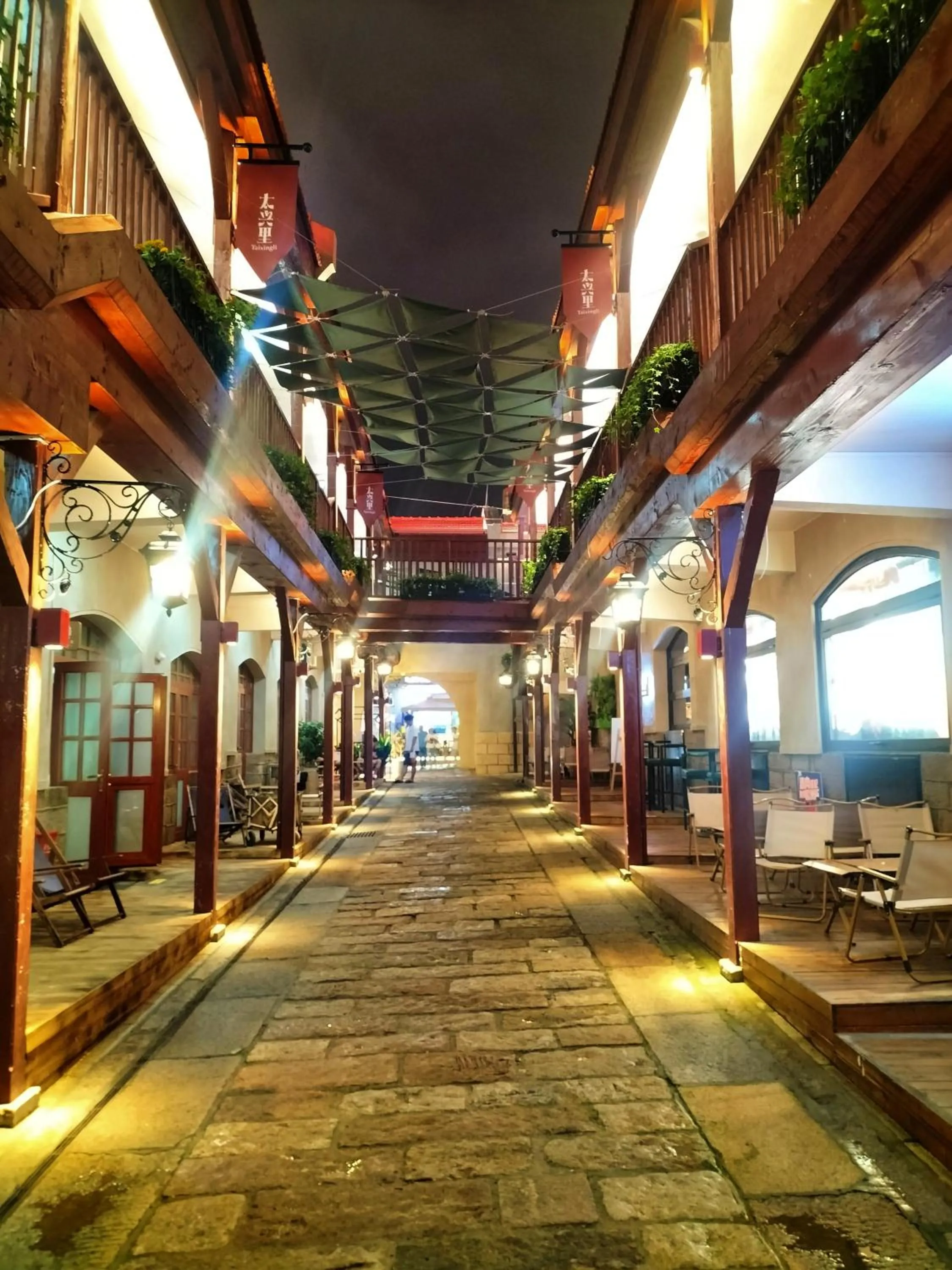 Evening entertainment in Hua Qi Kaiserdom Hotel Zhongshan Road St Michael's Cathedral and Zhanqiao Pier Qingdao