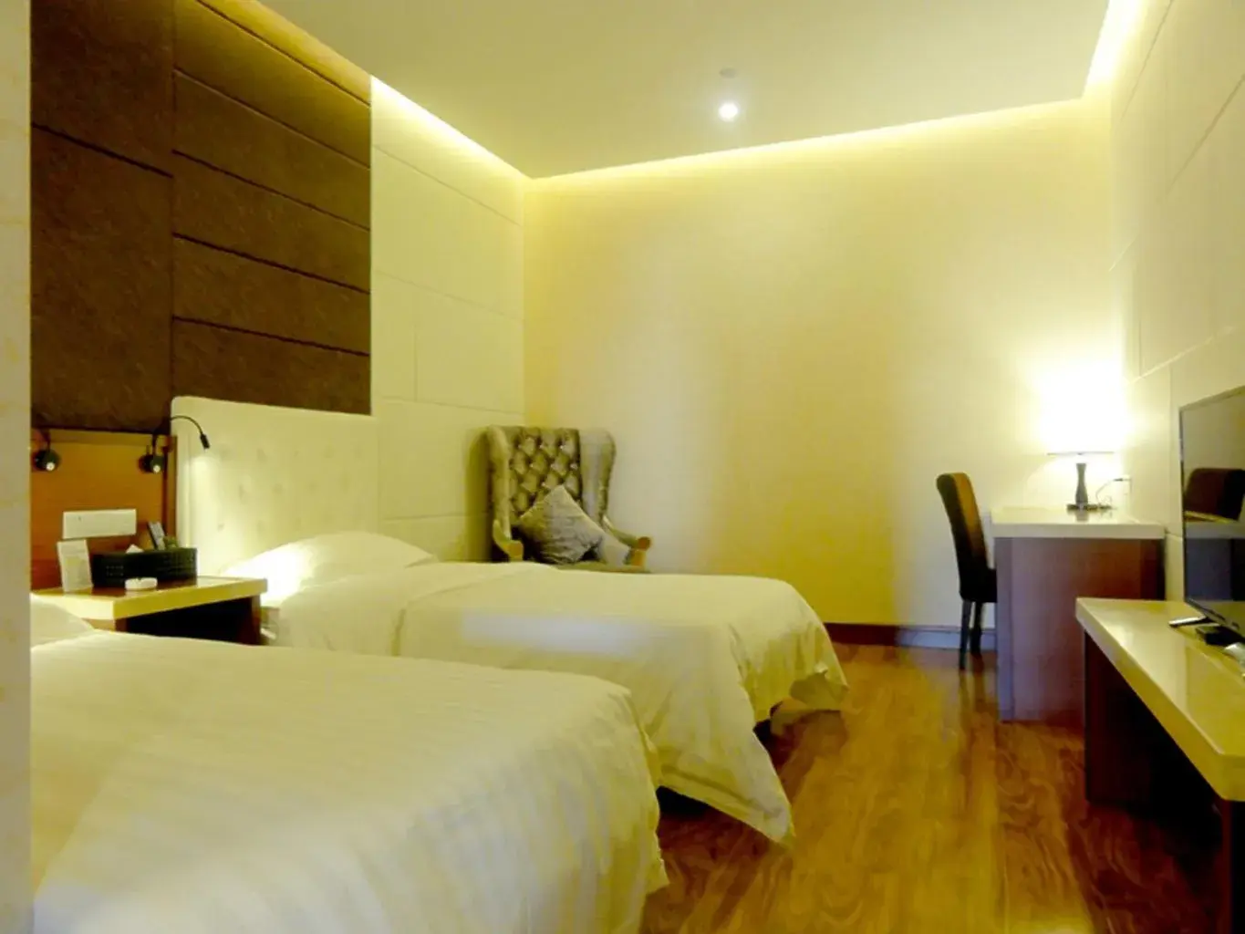 Budget Twin Room without Window in Hua Qi Kaiserdom Hotel Zhongshan Road St Michael's Cathedral and Zhanqiao Pier Qingdao Budget Twin Room without Window in Hua Qi Kaiserdom Hotel Zhongshan Road St Michael's Cathedral and Zhanqiao Pier Qingdao