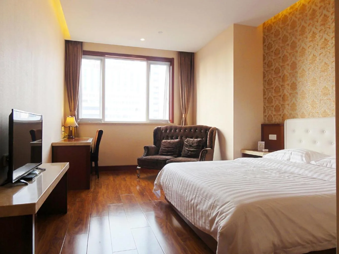 Bed in Hua Qi Kaiserdom Hotel Zhongshan Road St Michael's Cathedral and Zhanqiao Pier Qingdao