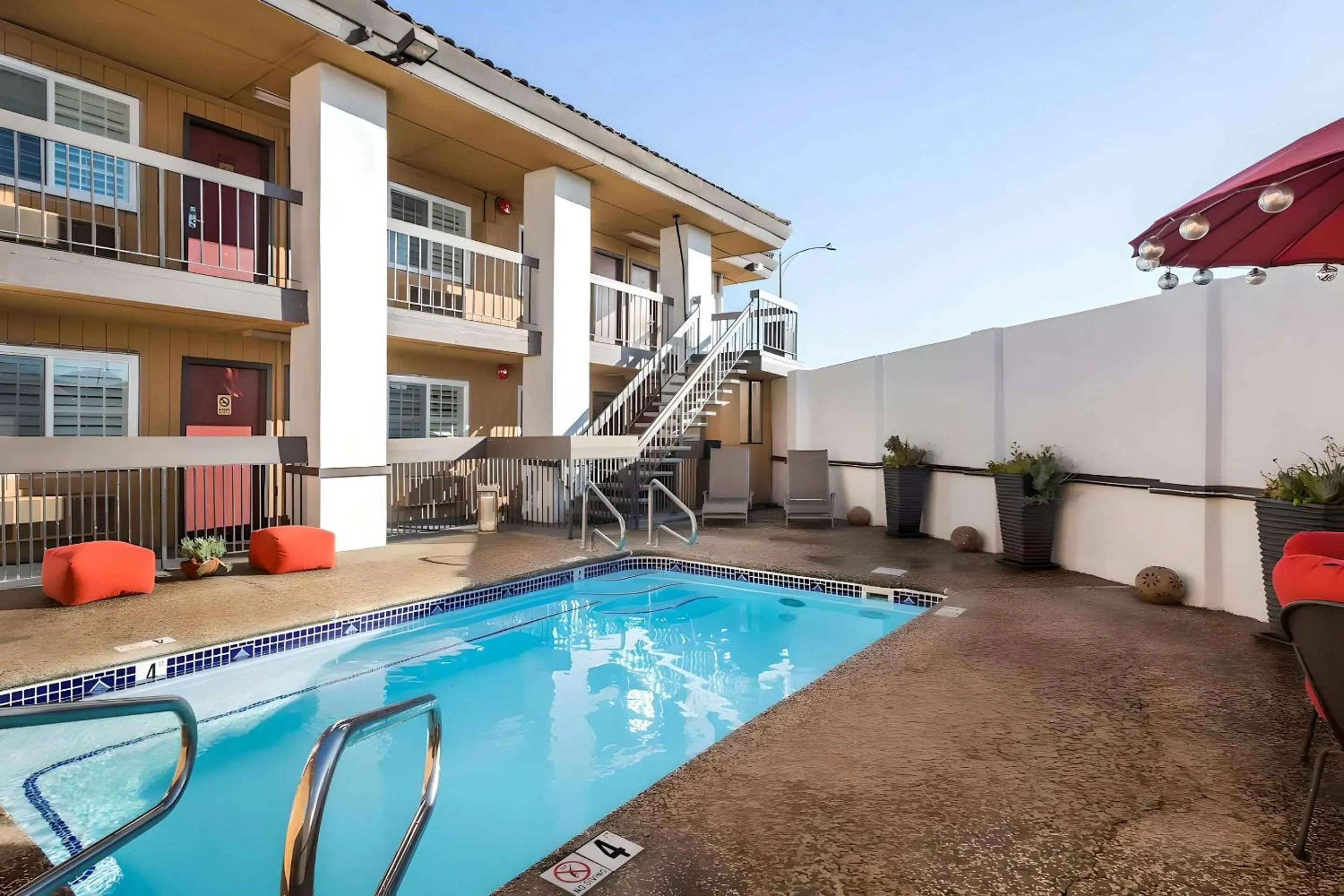 Swimming pool in Rodeway Inn San Jose HWY-101 Tully Rd Exit