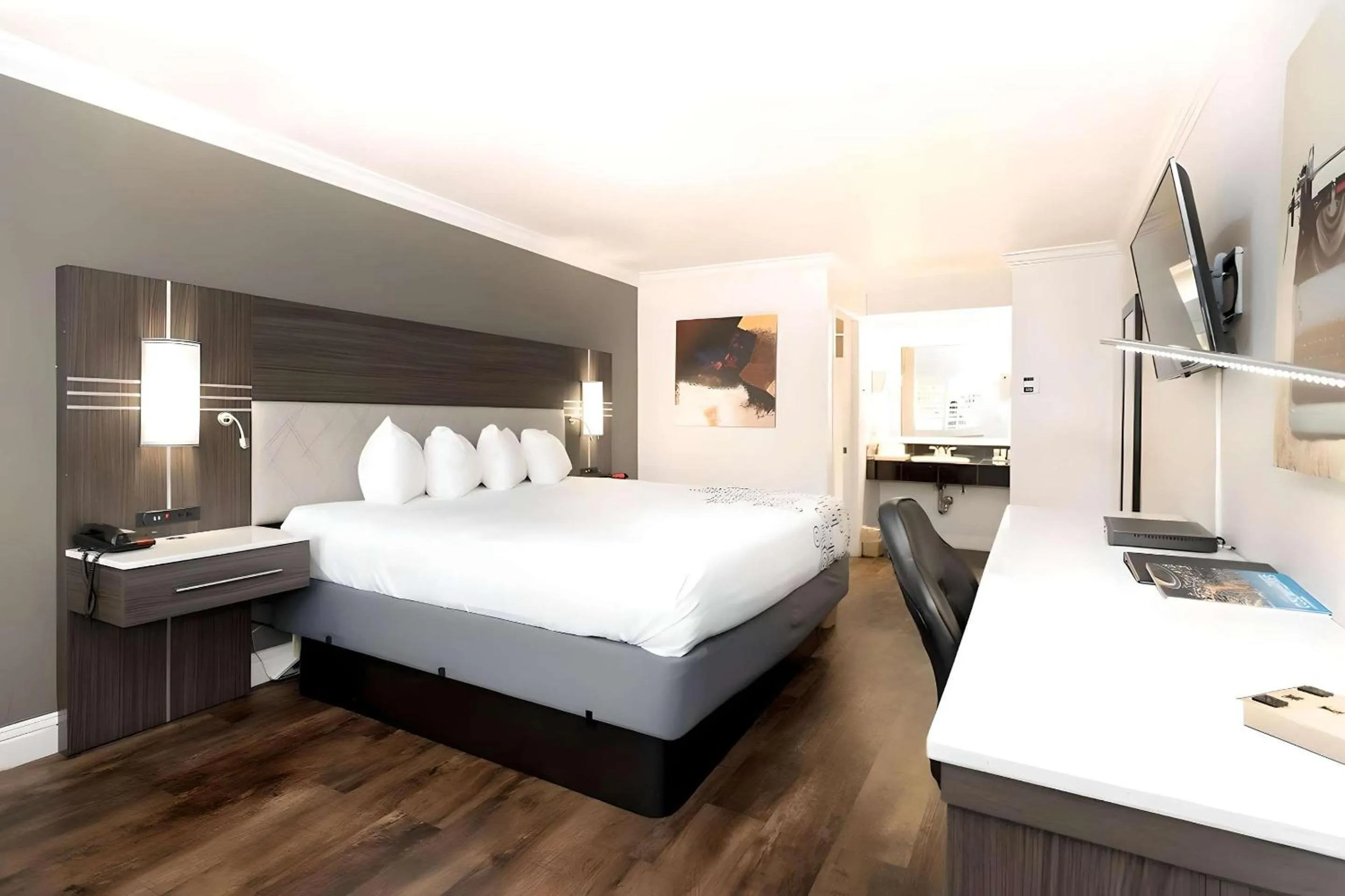 Bedroom, Bed in Rodeway Inn San Jose HWY-101 Tully Rd Exit