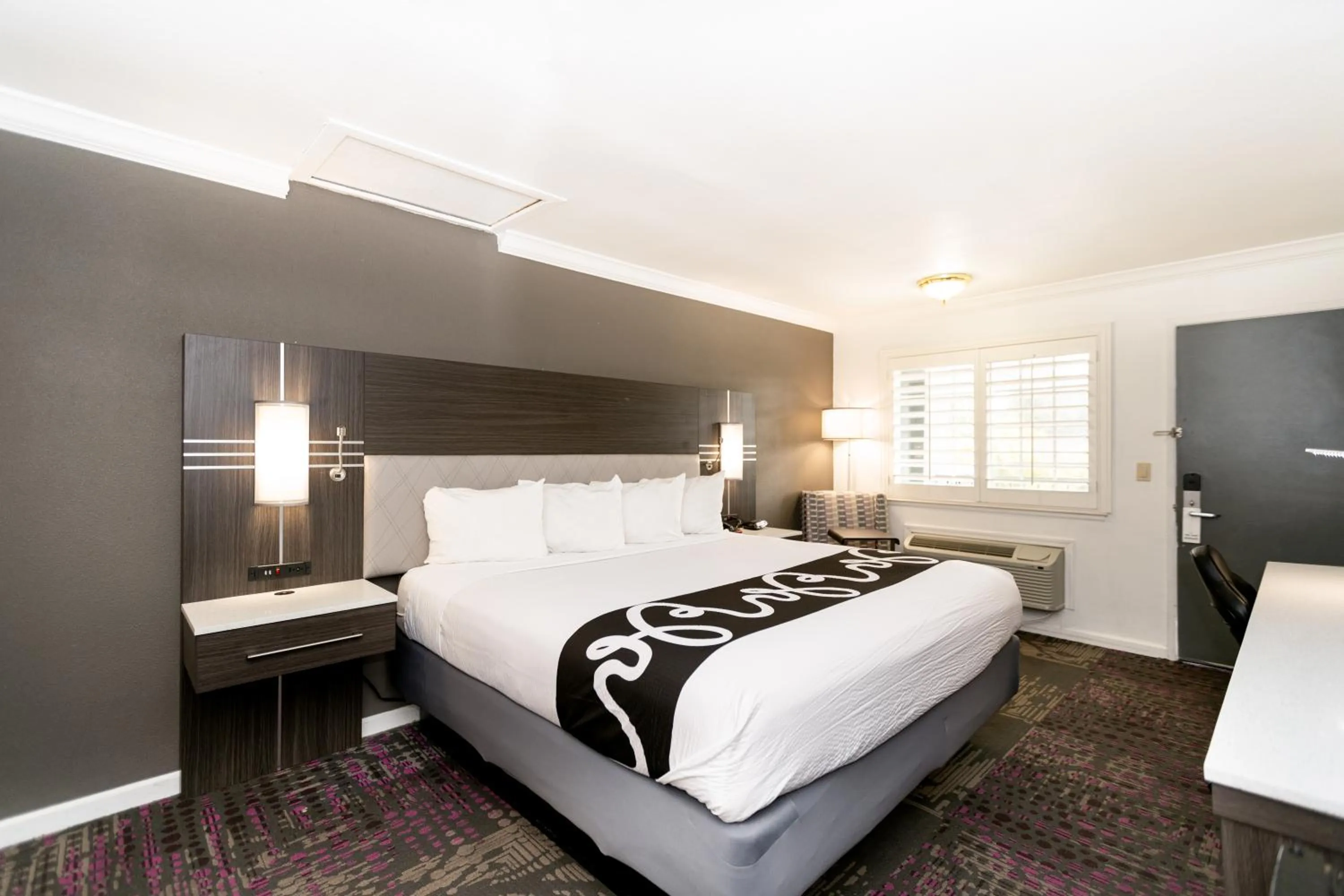 Bedroom, Bed in Rodeway Inn San Jose HWY-101 Tully Rd Exit