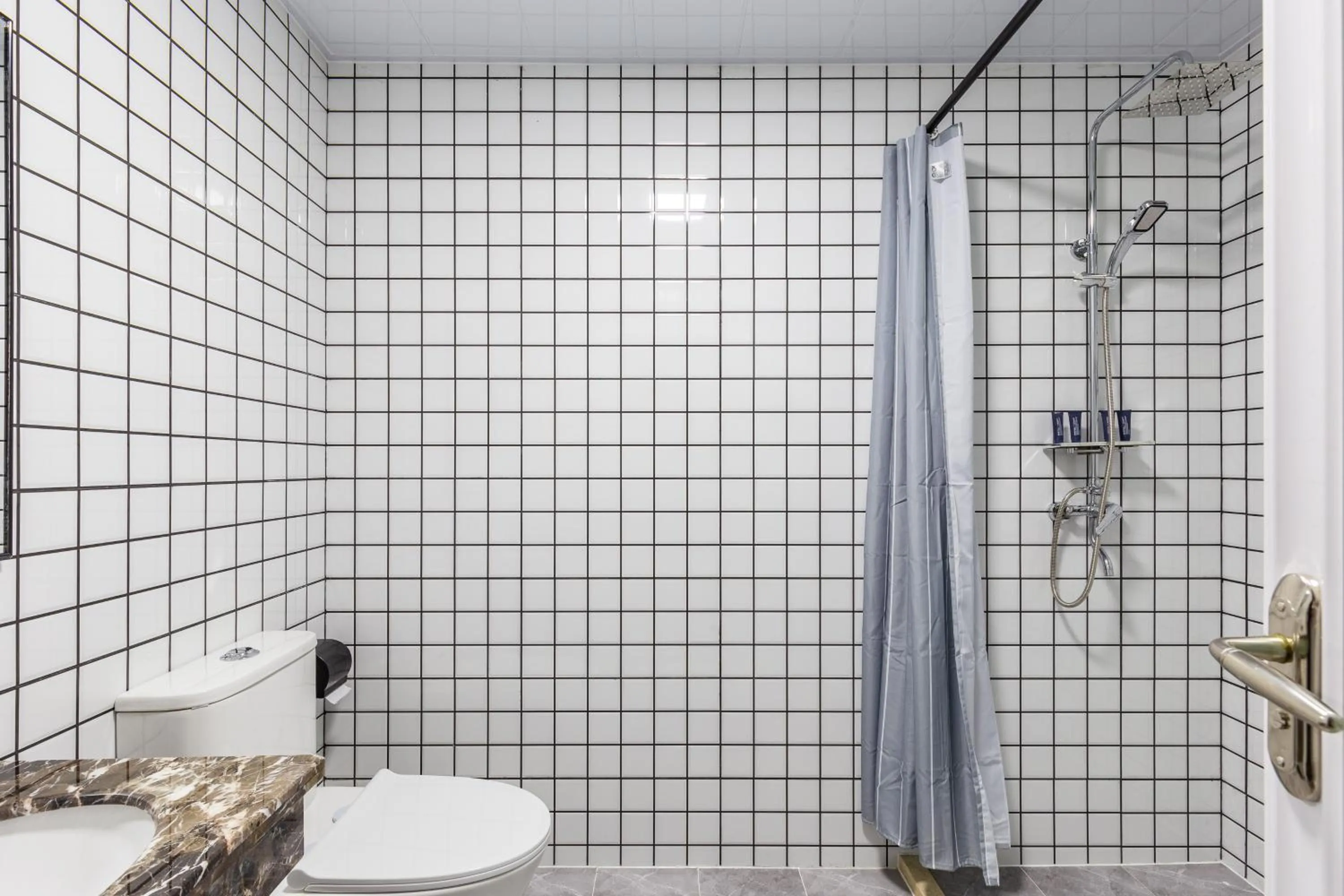 Shower in Summer Tree Inn