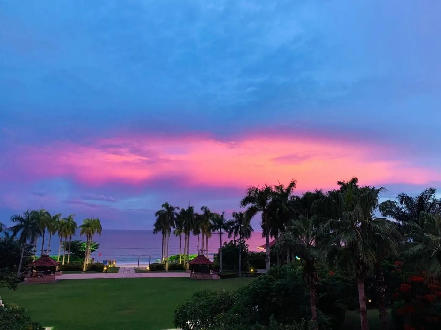 Sunset in Summer Tree Inn