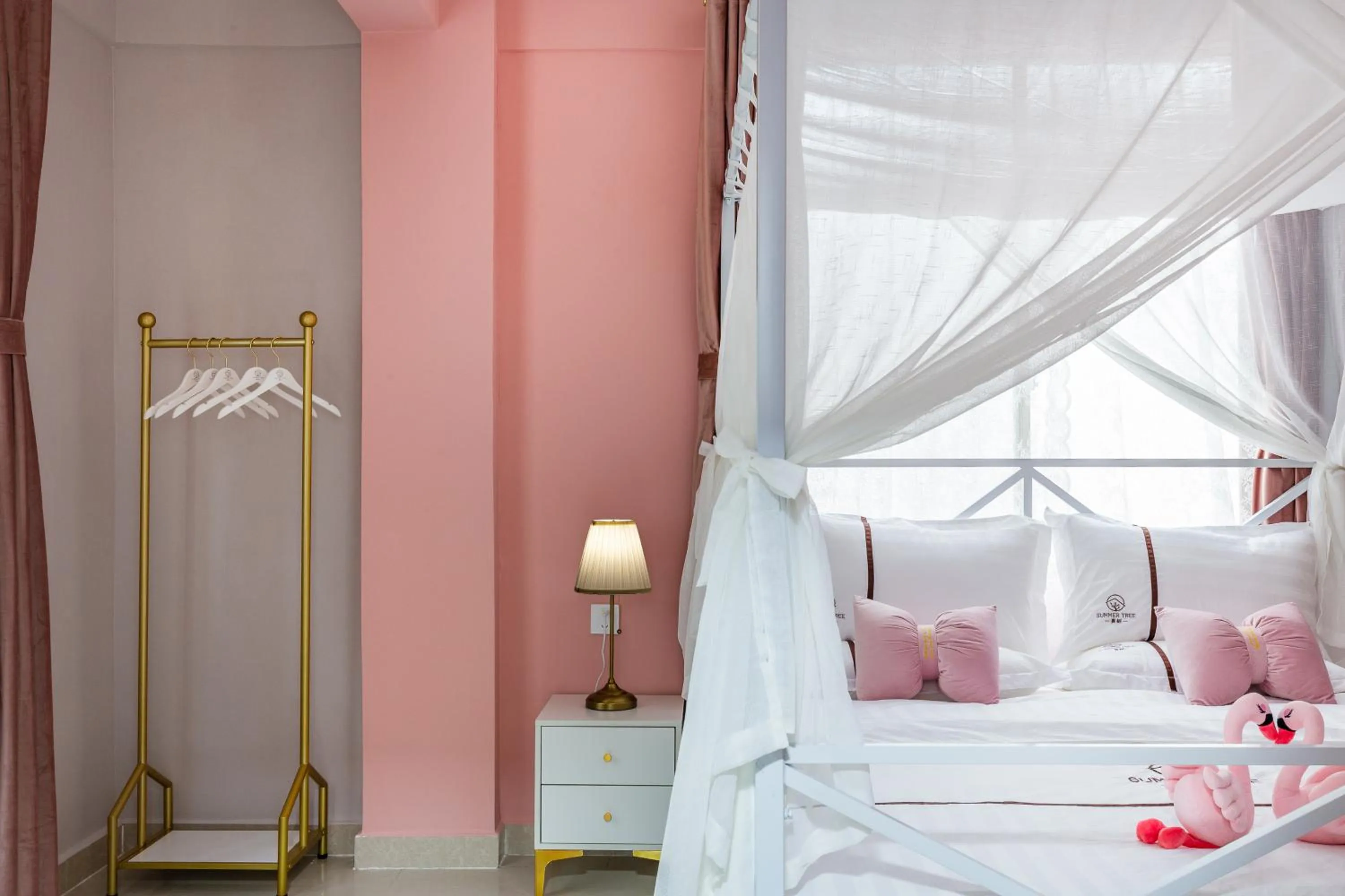 Decorative detail, Bed in Summer Tree Inn