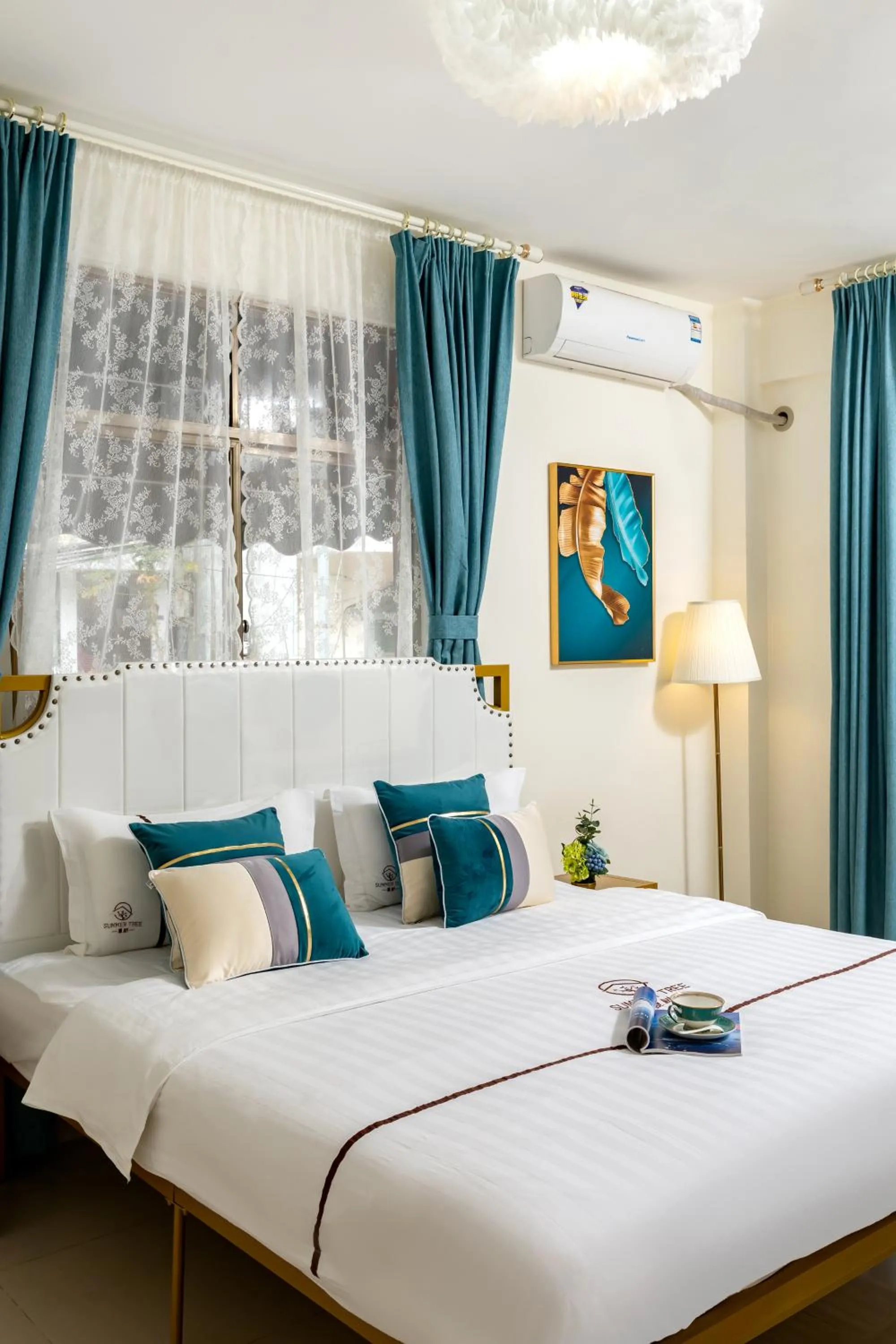 Decorative detail, Bed in Summer Tree Inn