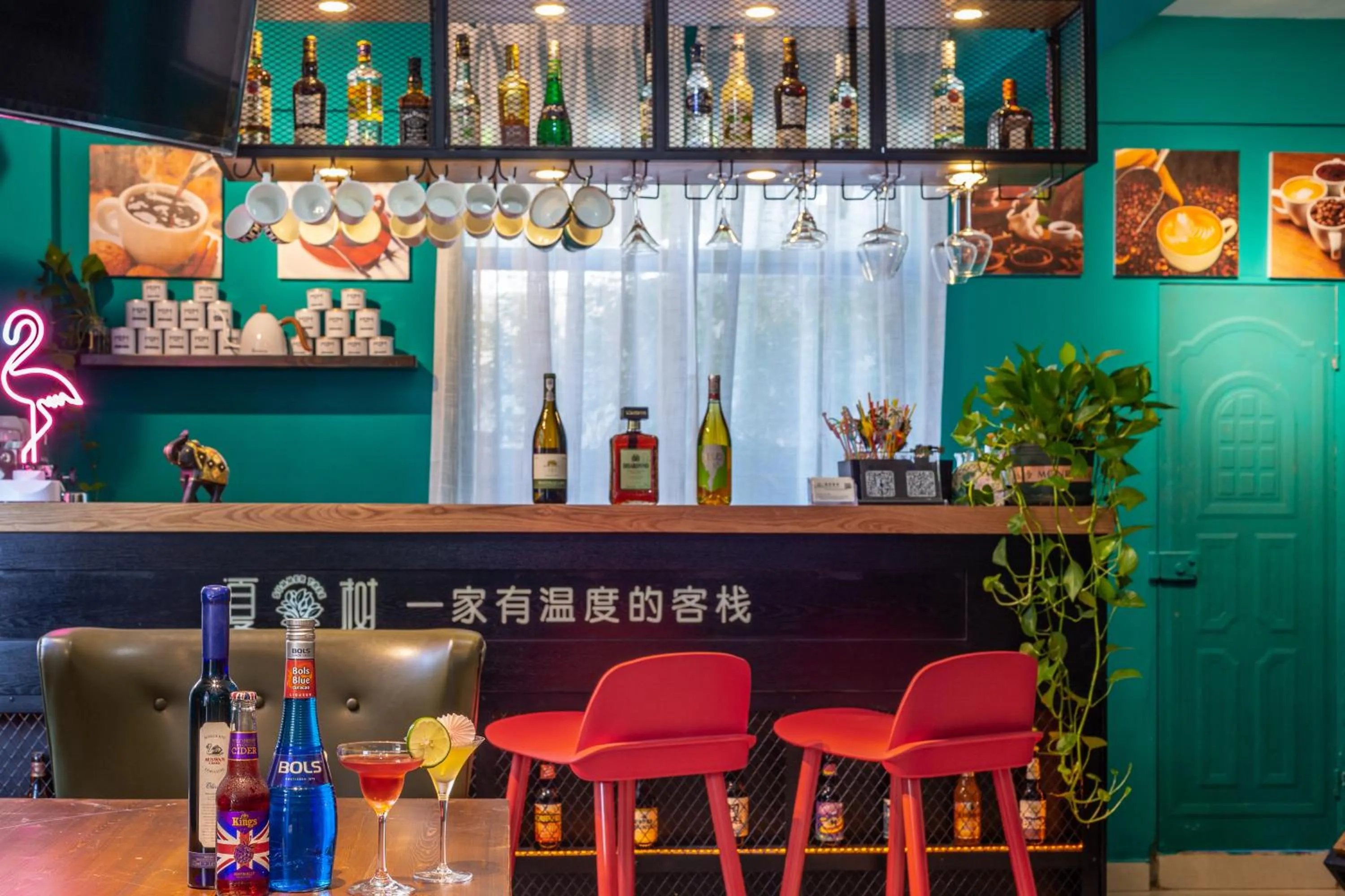 Communal lounge/ TV room in Summer Tree Inn