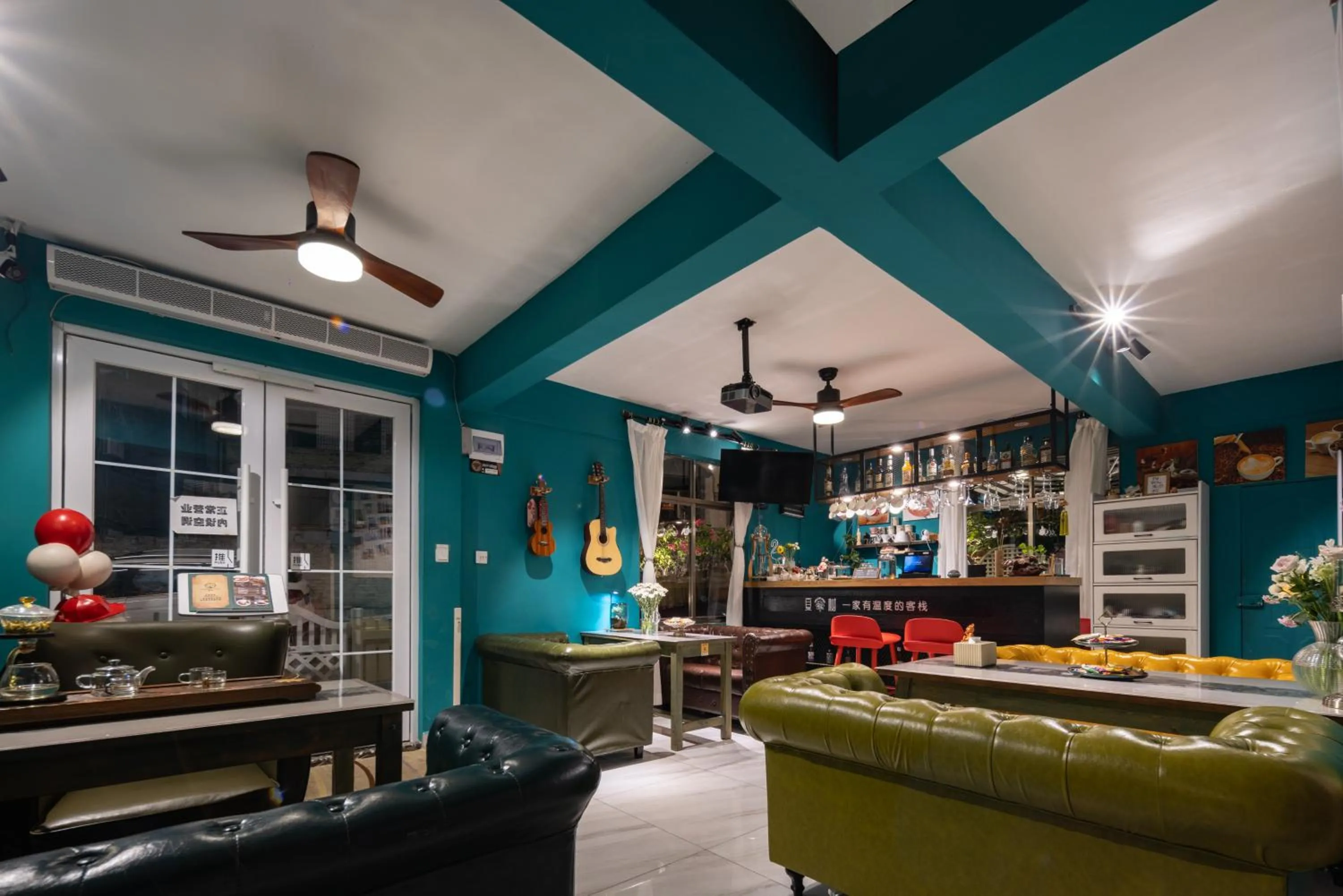 Restaurant/places to eat in Summer Tree Inn