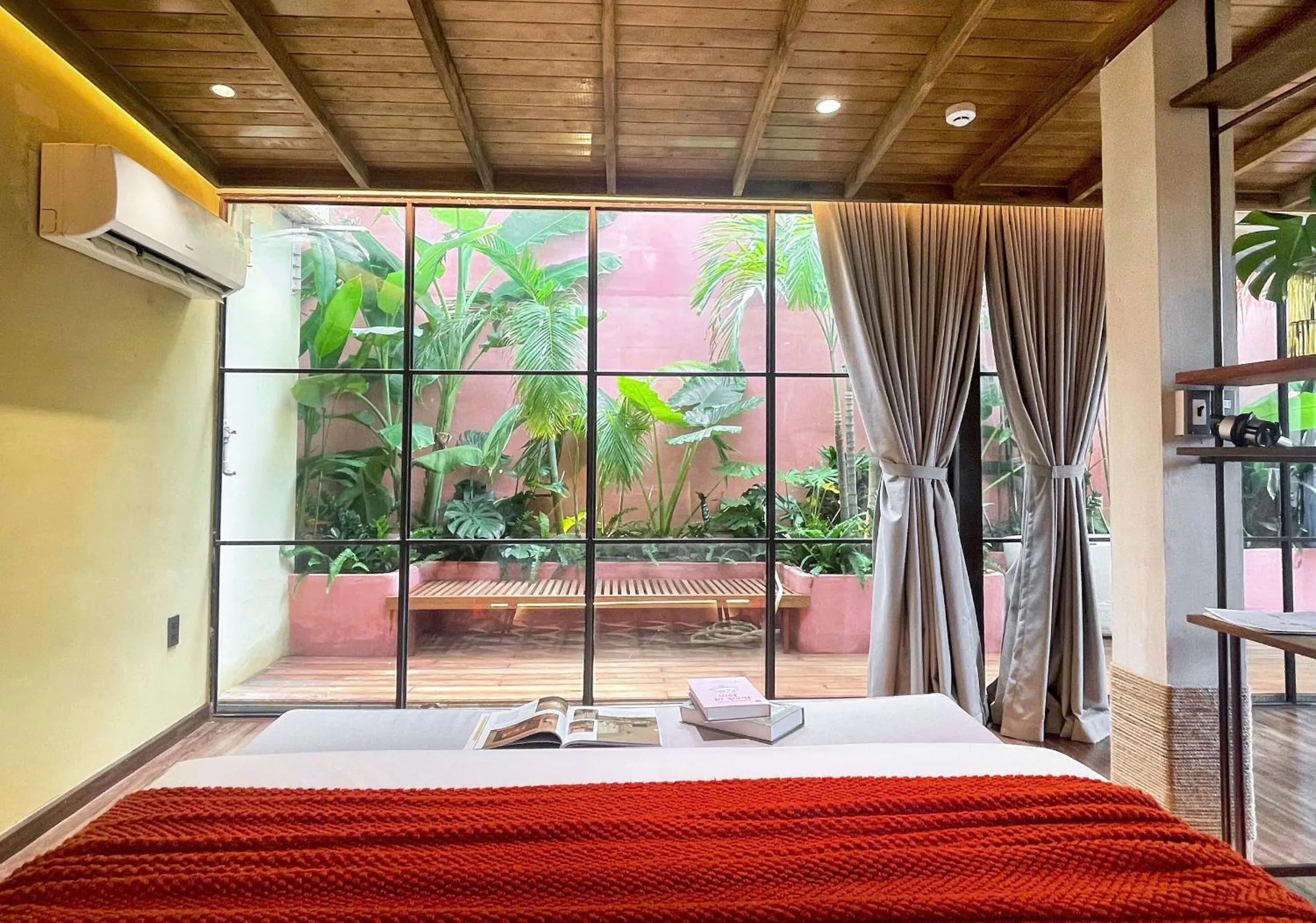 Bed in Joi Boutique Bãi Trước